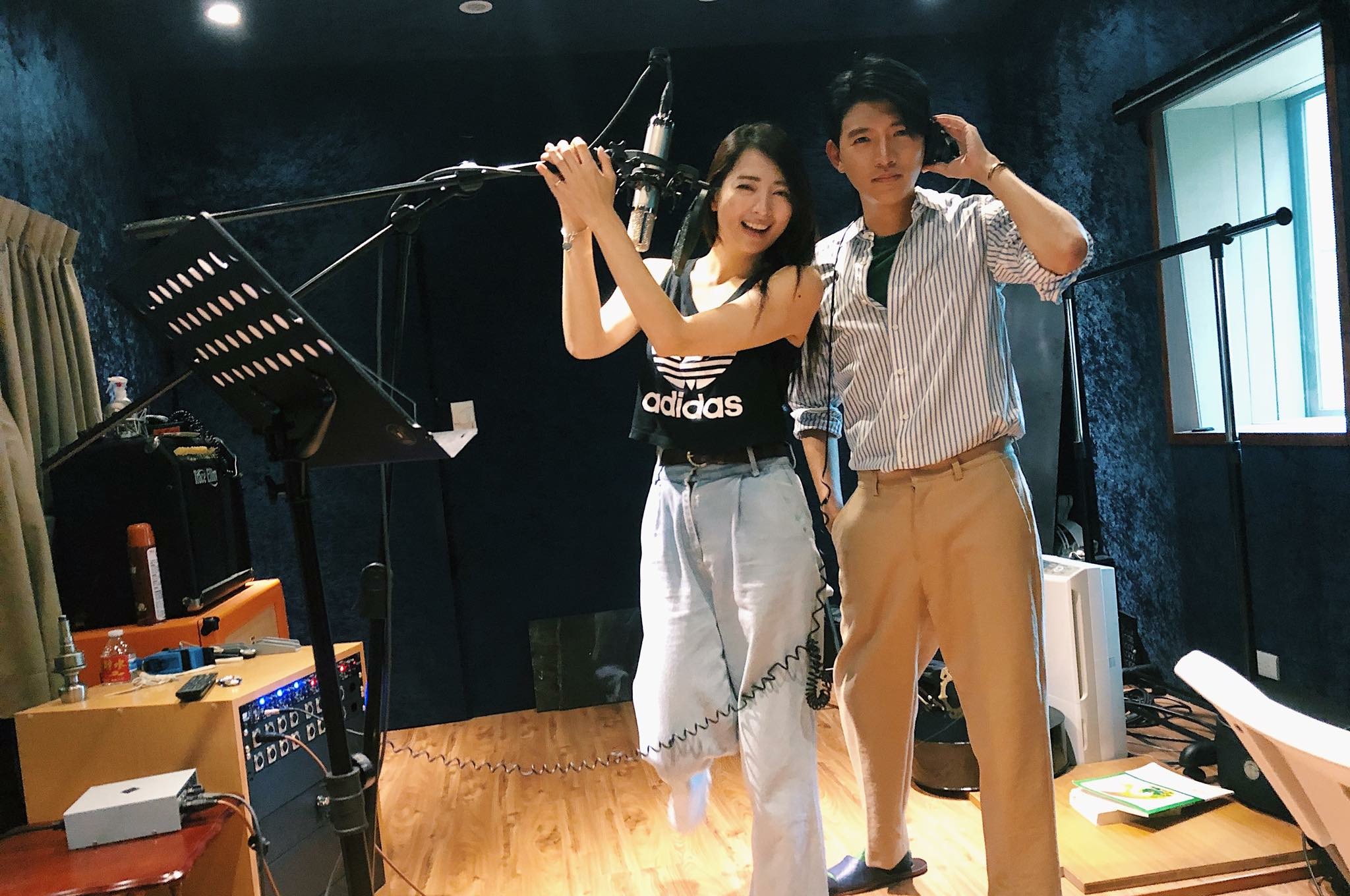 阿喜與曾少宗合唱〈最美的相遇〉，歌詞正向勵志。（天晴音樂提供）