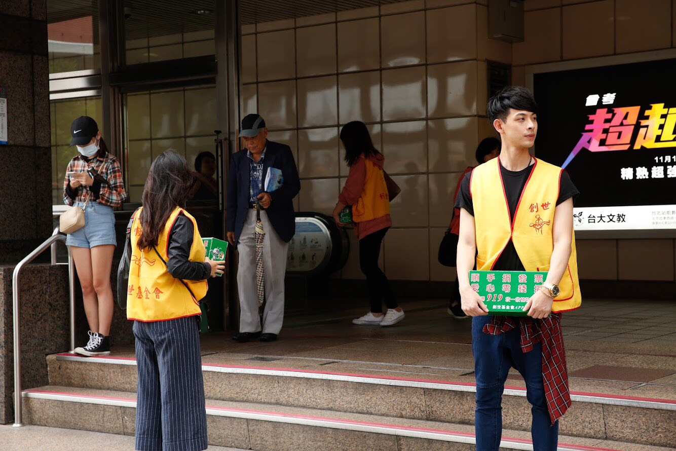 晨翔在街頭站一小時募捐發票。