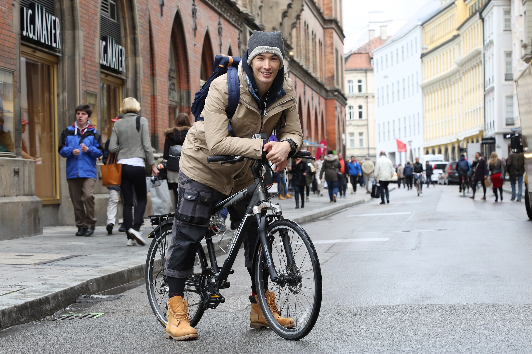 錦榮在國內外都經常在騎單車，連獲知入圍消息時都正在騎車。（亞洲旅遊台提供）