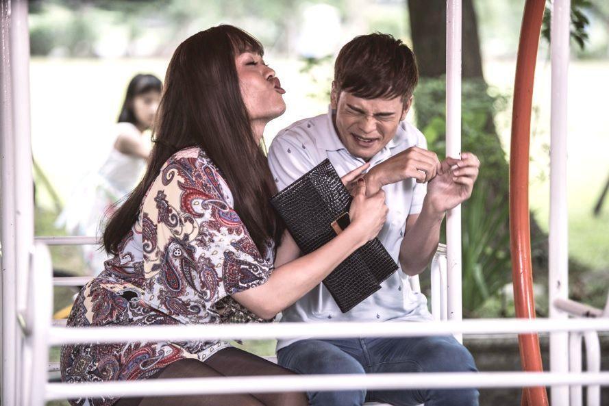 模仿唐綺陽出名的又仁(左),在戲中飾演蘇達的好姊妹。(公視提供)