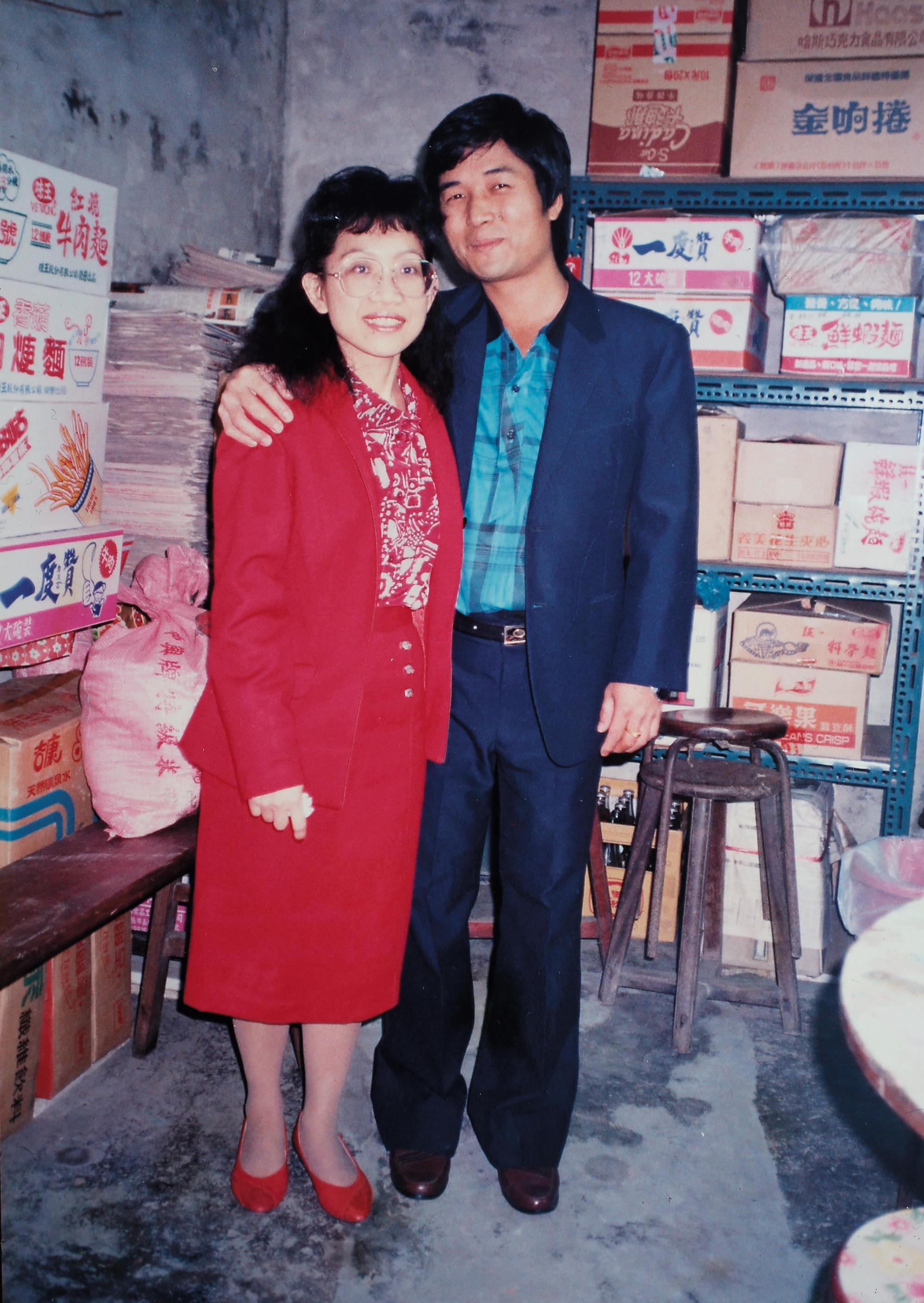 王福祿（右）和太太（左）在訂婚當天合照。太太喜歡攝影，一大落相冊翻開，太太幾乎在所有相片中缺席，最後只有訂婚、結婚時有合照。（王福祿提供）
