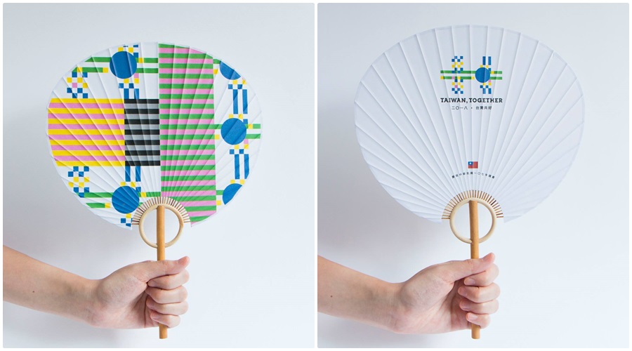 考量天氣炎熱，今年雙十國慶為嘉賓貼心準備散熱小物。（中華文化總會提供）