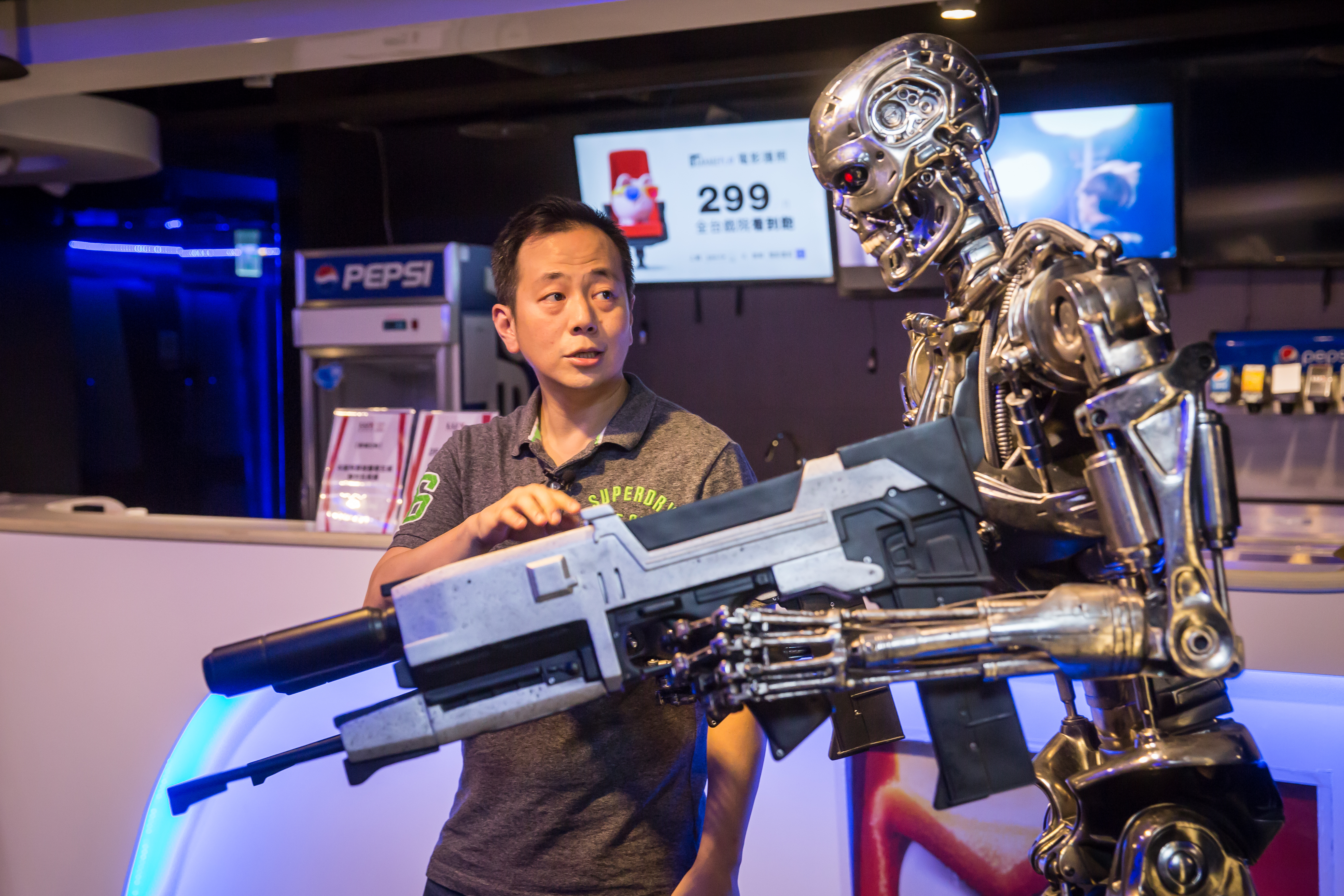 張心望喜歡收藏電影等身模型，並直接放在樂聲影城展示。