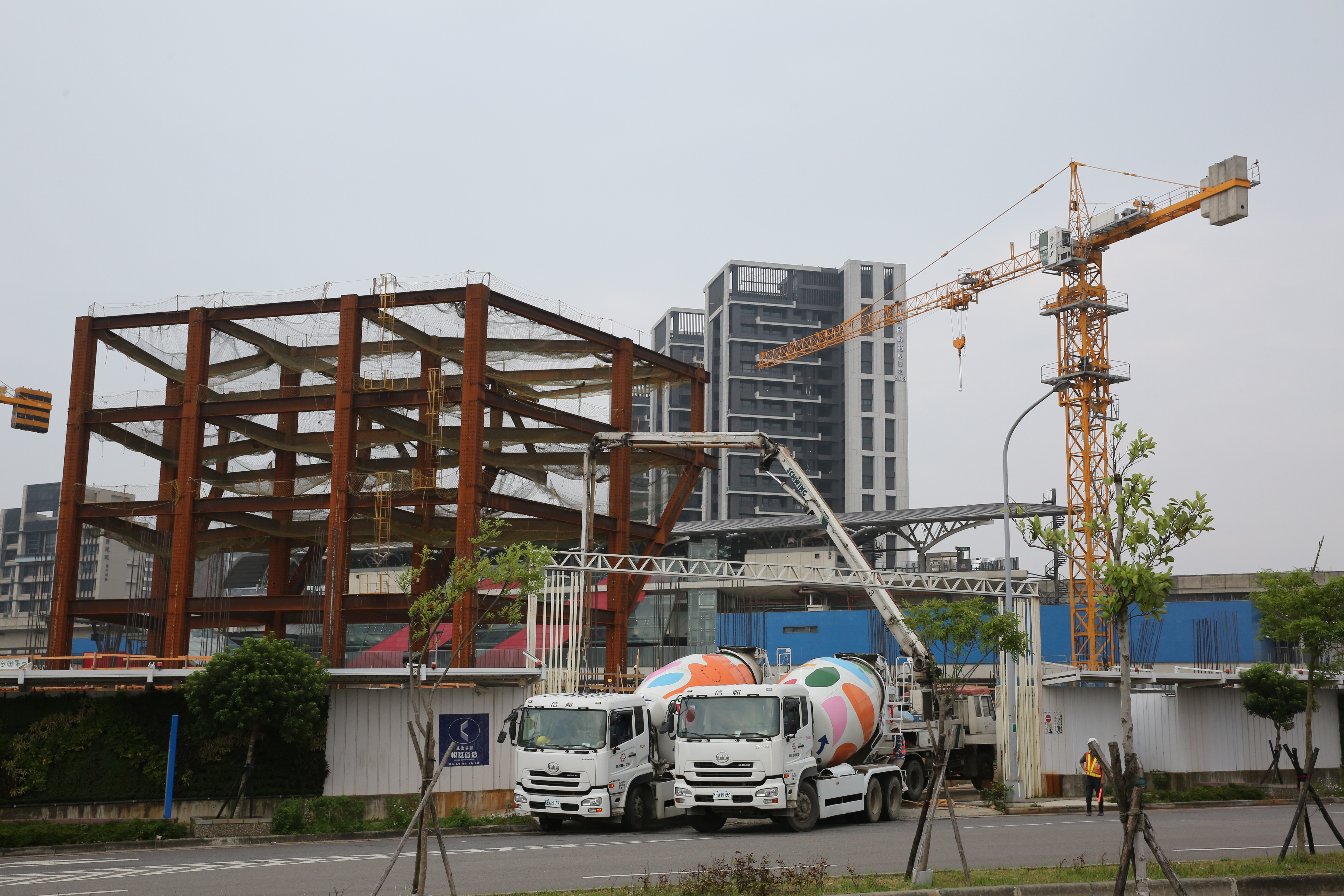 重劃區具有價格相對便宜、屋齡低、街廓整齊等優點，但可能也有交通、生活機能不便等缺點。