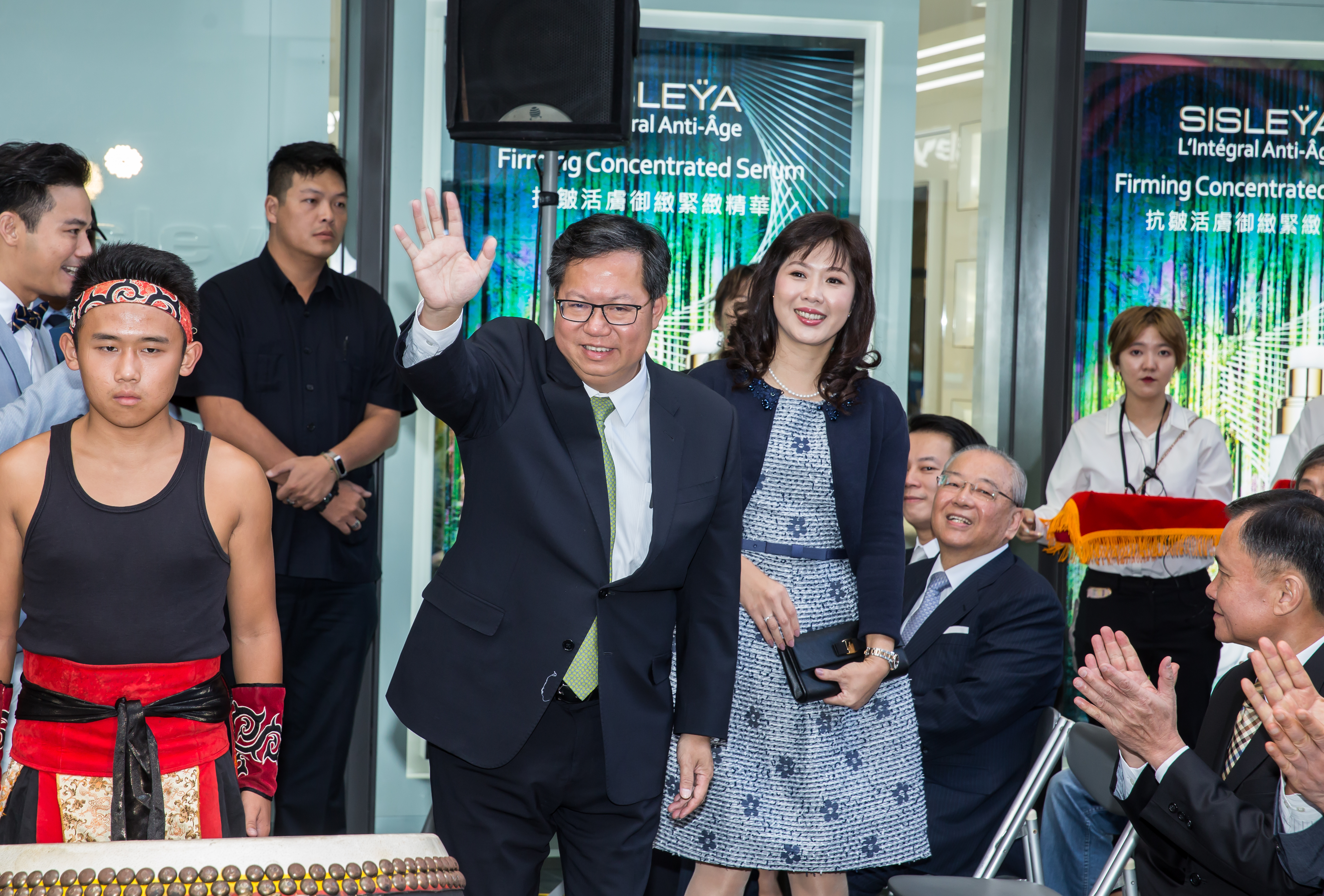 統領廣場改裝再出發,推動站前商圈更新的桃園市長鄭文燦也出席祝賀。