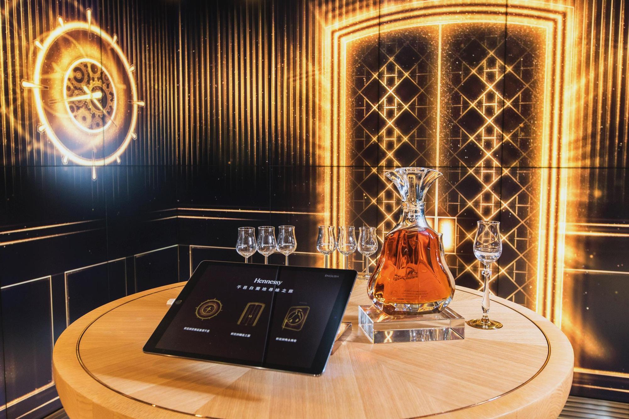 軒尼詩(Hennessy)全球首家開在機場免稅區內的旗艦店,日前在香港開張,以虛擬科技營造暢遊軒尼詩家族古堡的奇妙感受。(軒尼詩提供)