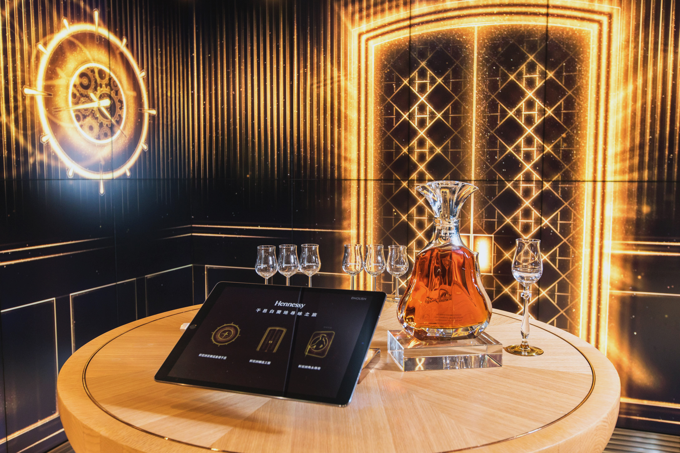 軒尼詩（Hennessy）全球首家開在機場免稅區內的旗艦店，日前在香港開張，以虛擬科技營造暢遊軒尼詩家族古堡的奇妙感受。（軒尼詩提供）