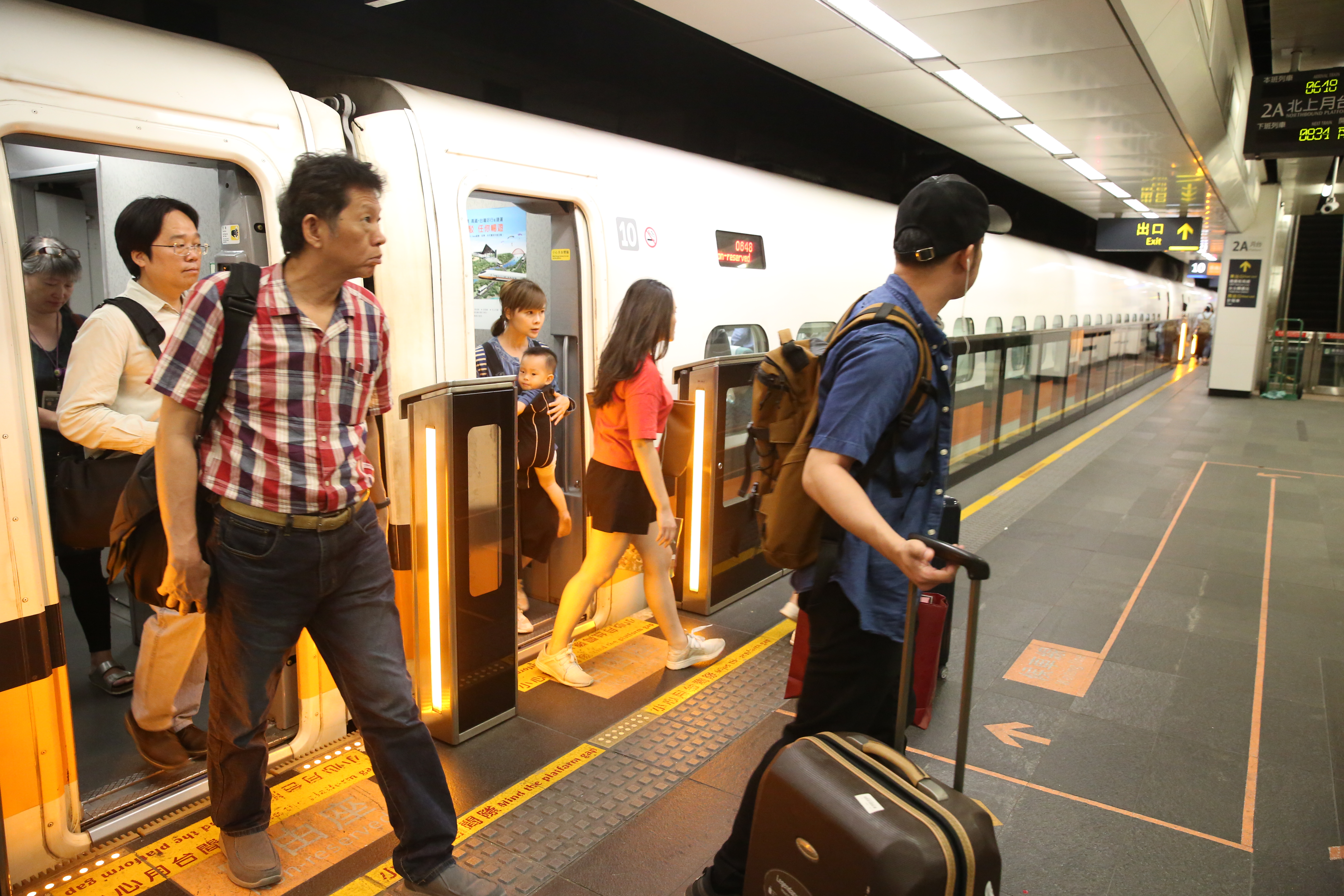 為讓第一線站務人員資源有效利用，高鐵明訂，單獨旅行年長旅客或行動不便旅客可提供乘車導引服務。另外站務員將不代搬行李。