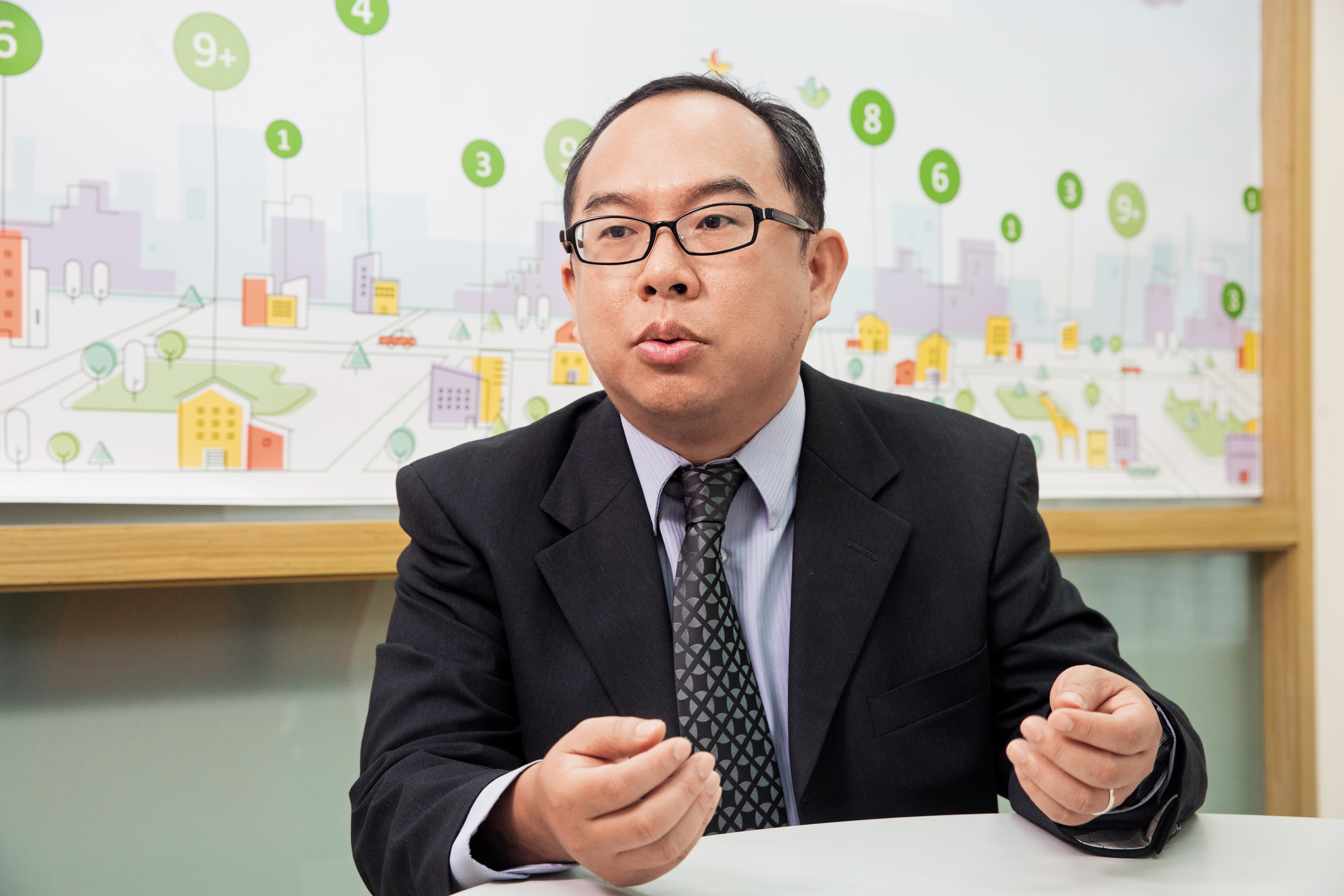 屋比趨勢研究中心總監陳傑鳴建議，購屋前善用房屋比價網等資訊，能大概看出行情與底價。