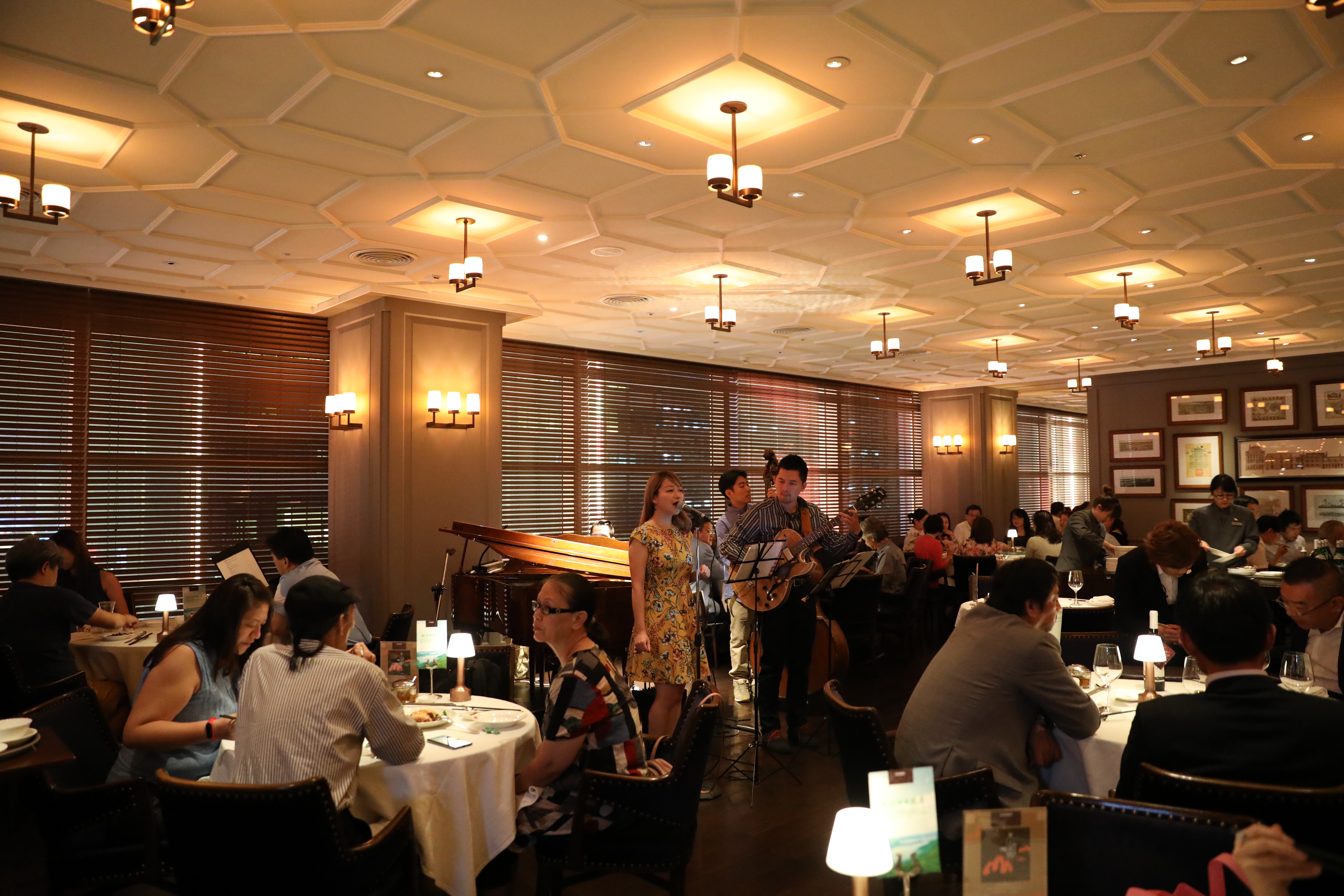 每逢週三晚間，夜上海推出「野上海」活動，以歌手的現場演唱活絡用餐氣氛。