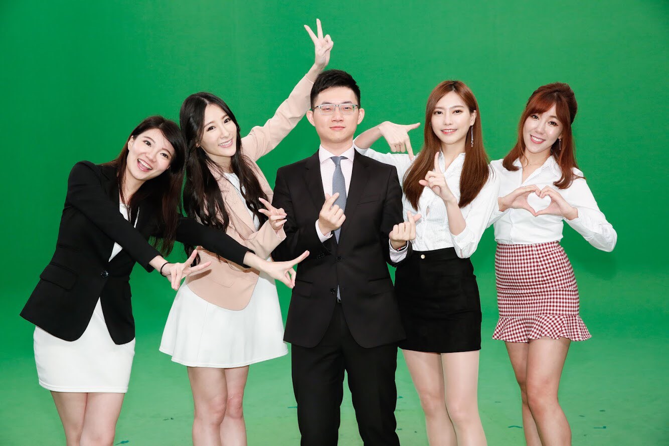 華視主播陳子見(中)自認比不了網美,笑說還要靠直播主播們的高顔值。