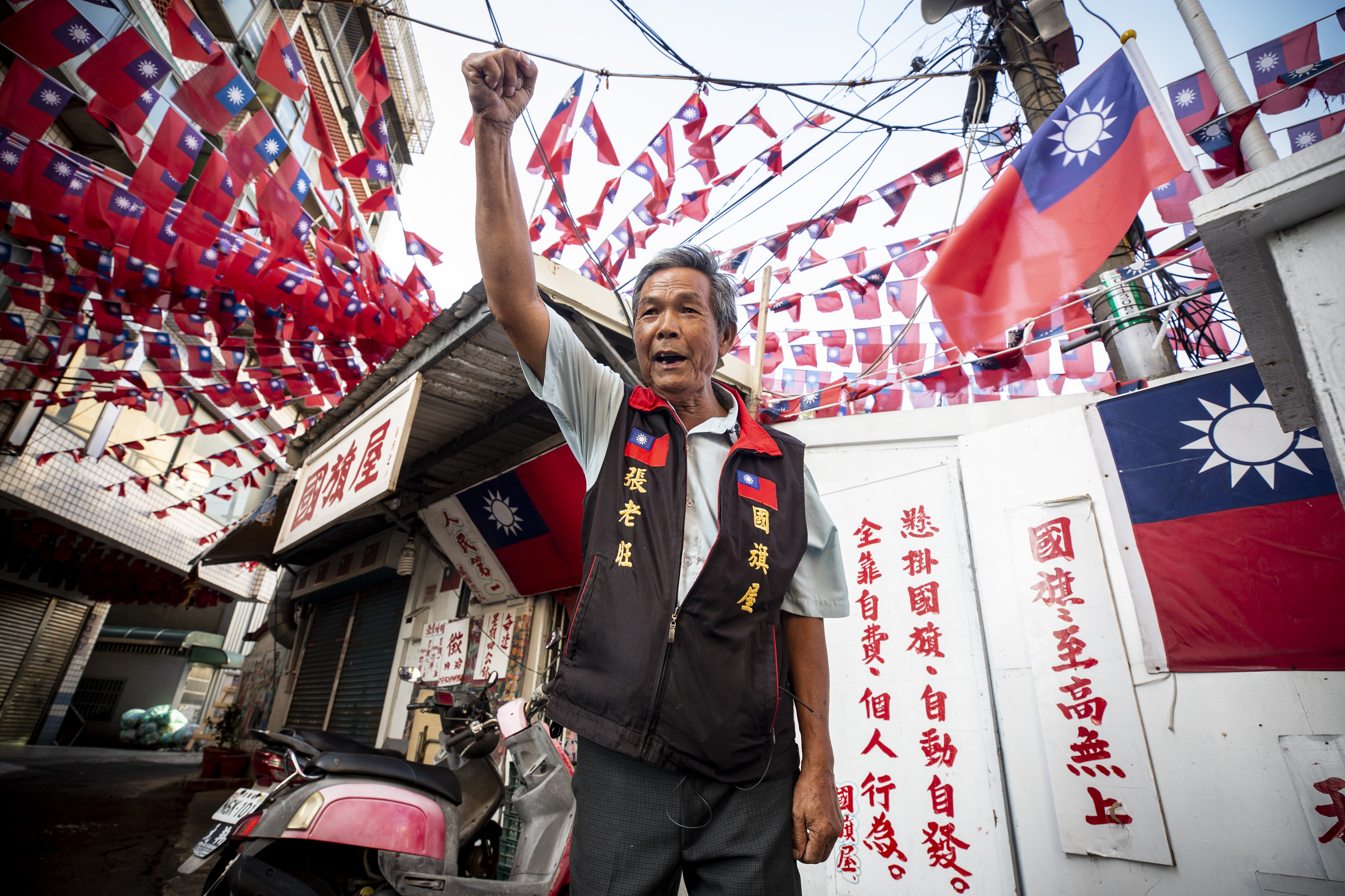 每年升旗典禮，張老旺都會帶人呼喊口號：「國旗至上，人民第一，中華民國萬歲！」前兩句互相矛盾，他說：「國旗就等於全體人民。」