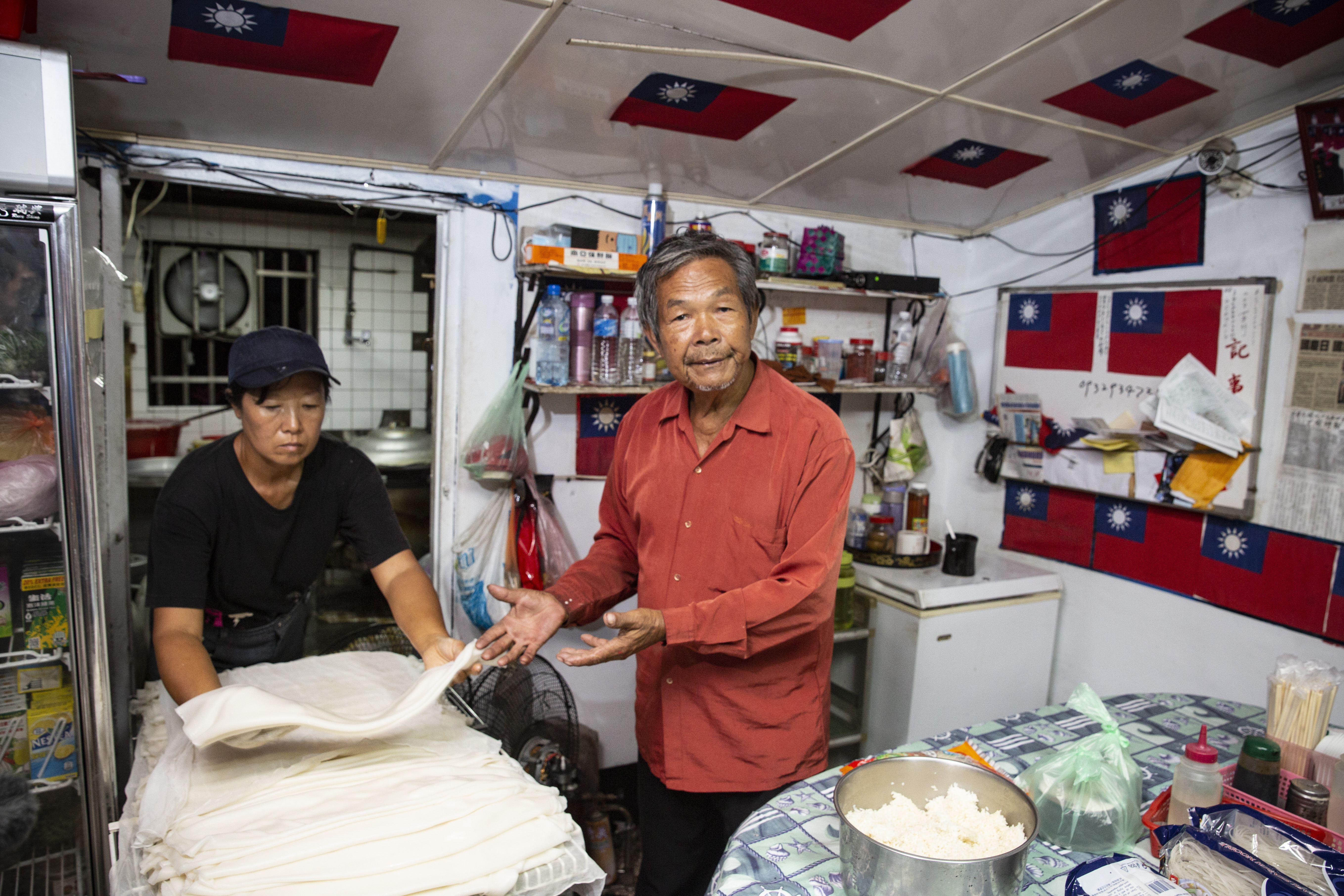 張老旺（右）在國旗屋裡只是一個領月薪的員工，和他與前妻生的女兒張玉琴（左）一樣。