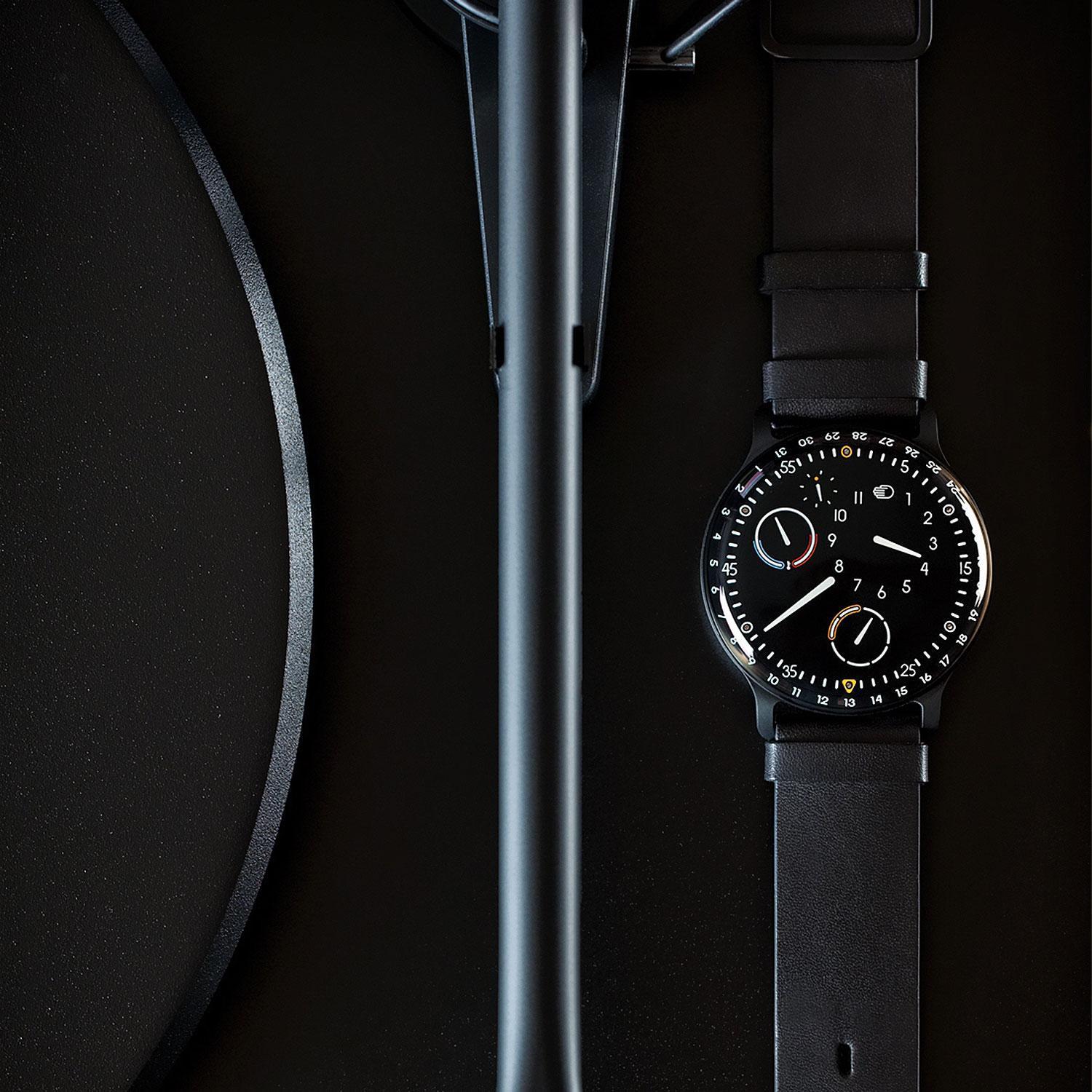 RESSENCE TYPE 3的中央指針為分鐘指示，繞行在外圍的則是小時指示盤，而頂端更注有35.7 毫升的油液，營造出平坦無深度、猶如電子式螢幕的獨特視覺效果，更擁有絕佳易讀性。定價NT$ 1,170,000。