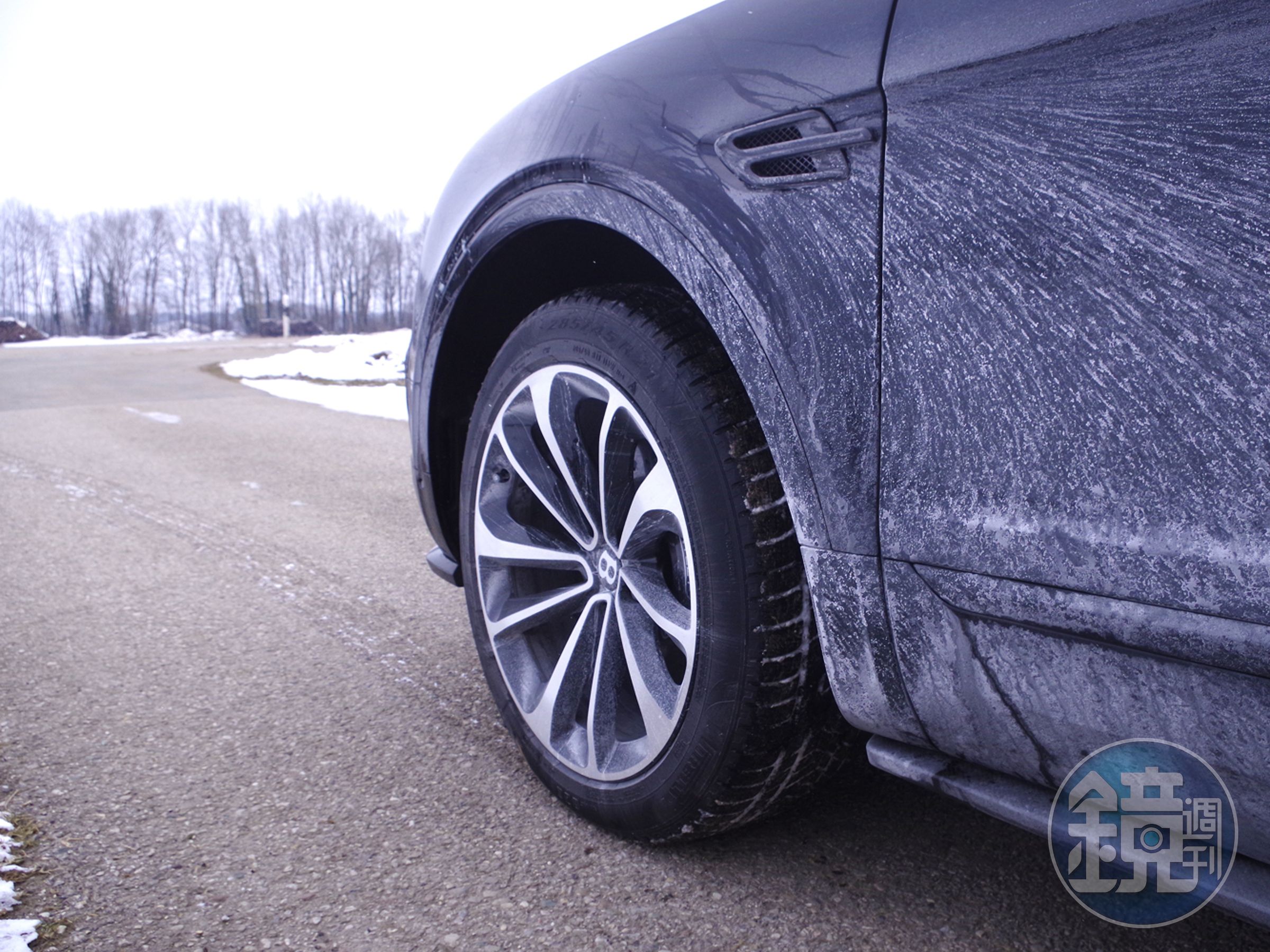 Bentayga V8試駕車裝載Pirelli Scorpion雪胎，輪胎表面的花紋與夏季迥然不同。