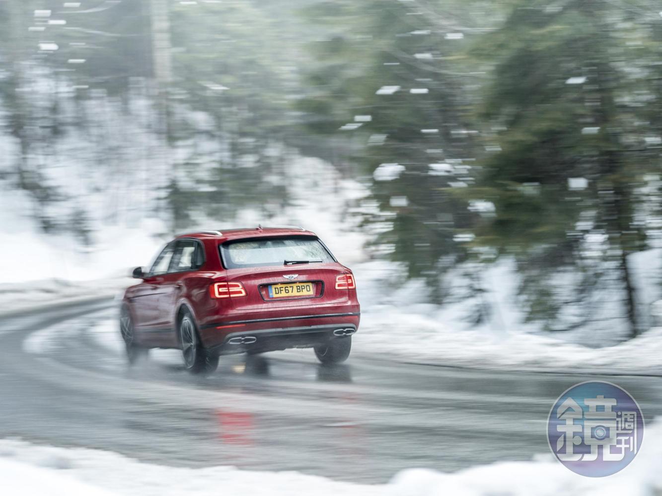 Bentayga V8可以選配10活塞卡鉗+碟盤直徑440mm陶瓷碳纖維煞車系統，顯然極端昂貴卻必選不可，就因為我試過一般版的鐵盤煞車，心中大喊「回不去了」。