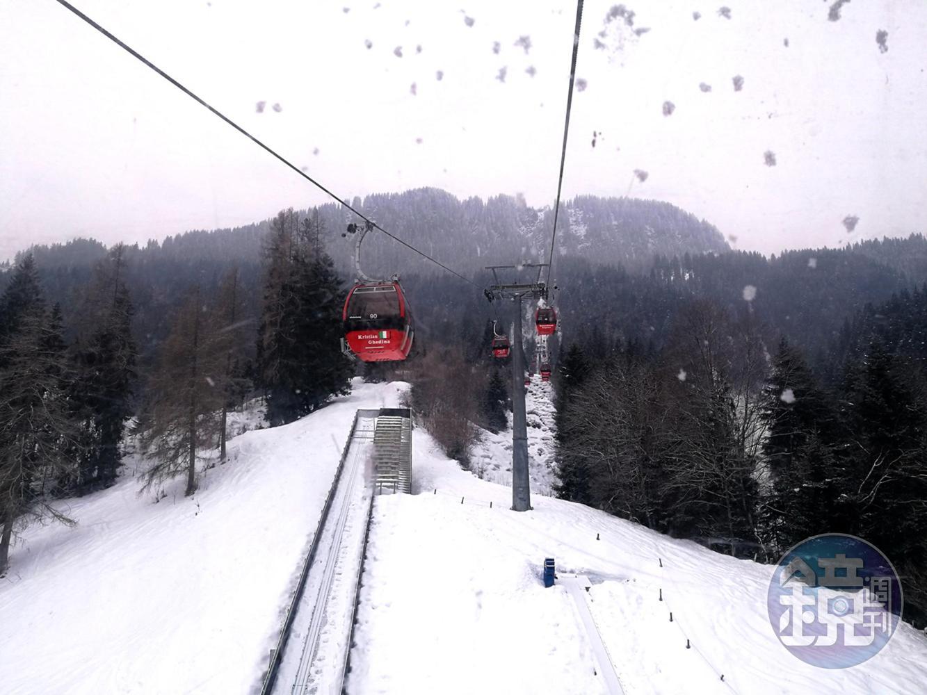 試車結束，我還有一關要過。穿上雪靴，彆手彆腳扛著滑雪器具，搭纜車登上山。