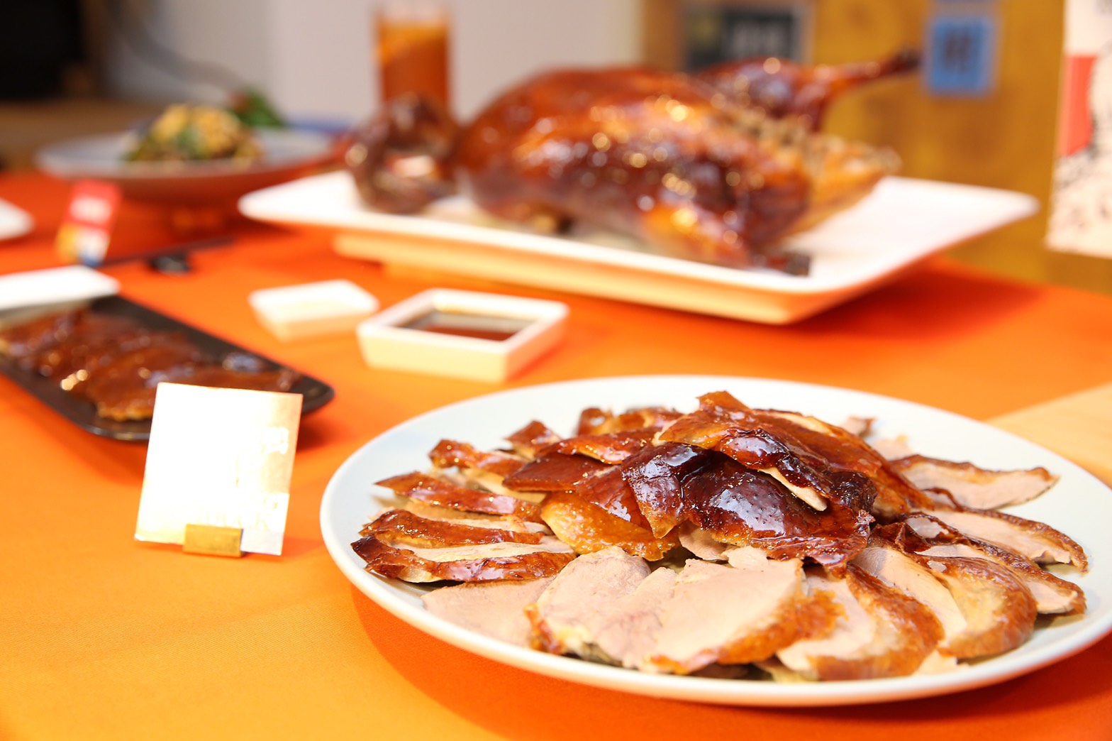 王品新品牌「享鴨」正式登場，堅持料理每天新鮮現烤。