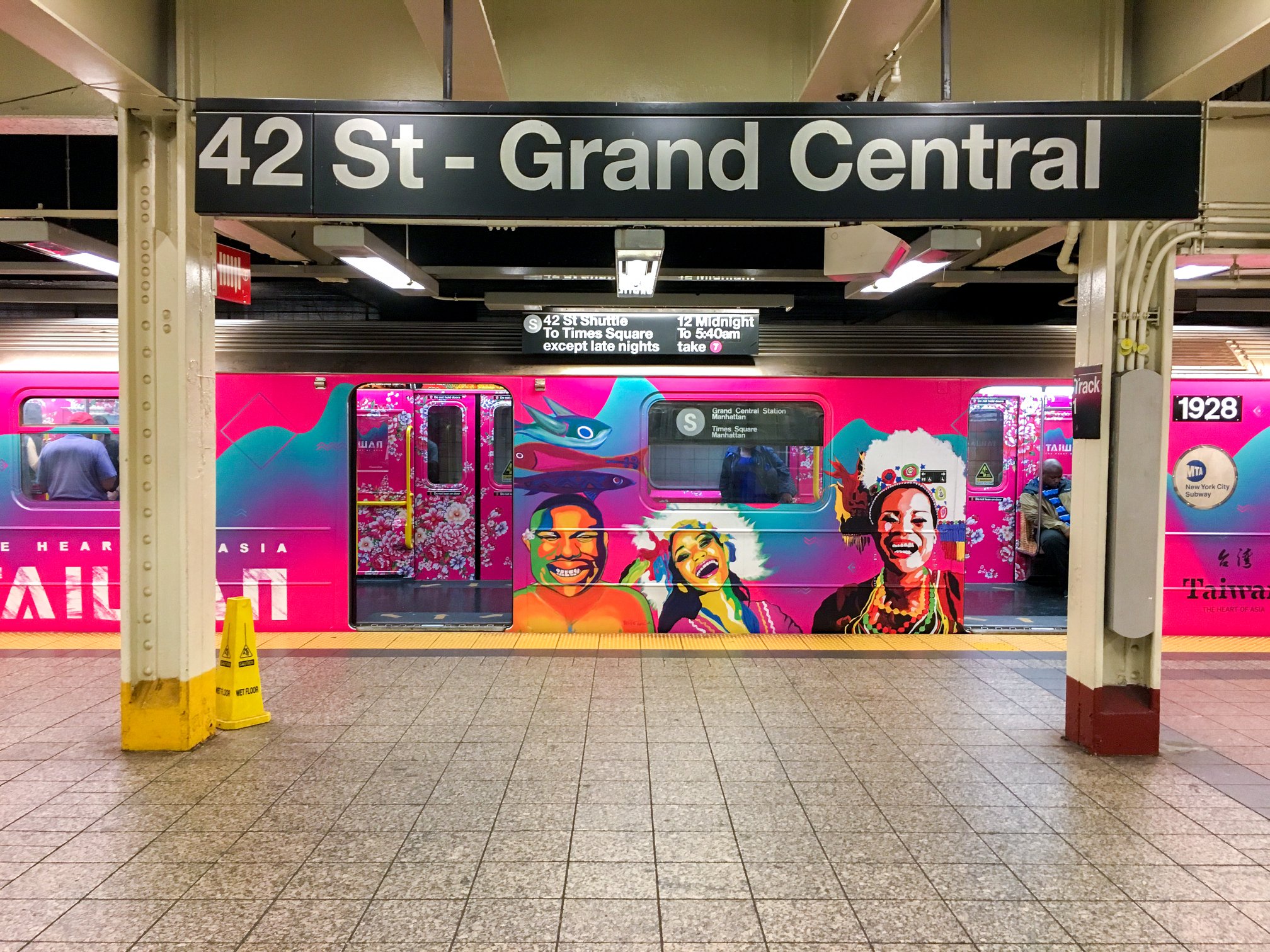 每個開朗大笑的原住民圖像，象徵台灣人的友善、好客，背景的菱紋代表祖靈的眼睛永遠庇佑著子孫。（翻攝自江孟芝臉書）