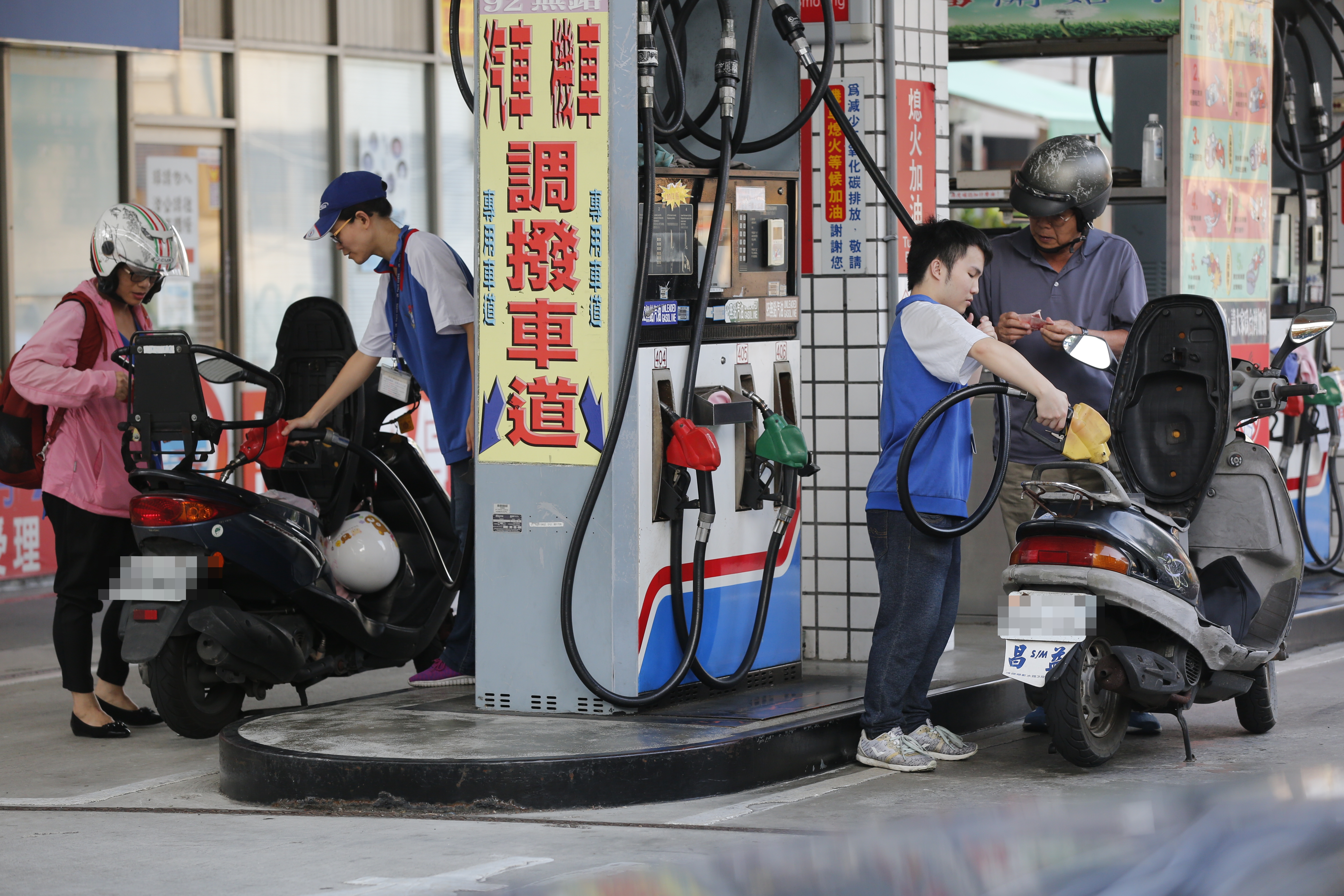 依照浮動油價估算，原先本週汽、柴油價格每公升應大漲1.2元，但因凍漲下週油價將不做調整。