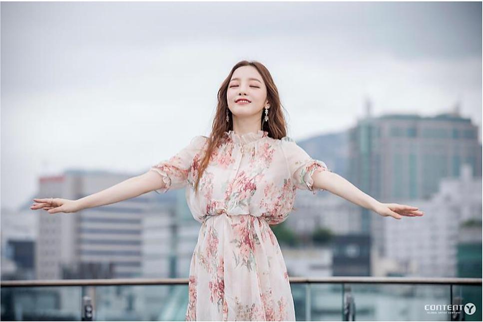 韓星具荷拉與男友爆出互毆事件，韓國媒體爆料，具荷拉曾被男方以性愛影片威脅，甚至下跪向對方求饒。（翻攝具荷拉IG）