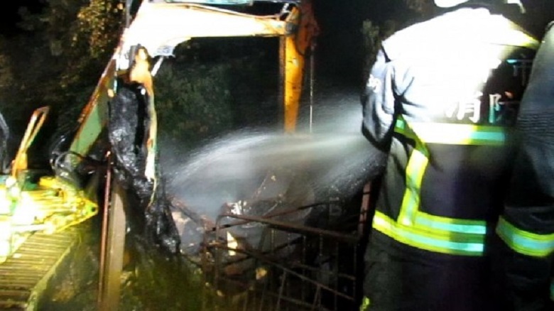 豐原區大甲溪畔一處鐵皮豬舍發生火災。（消防局提供）