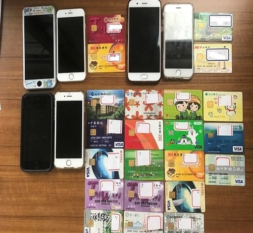 警方在車上搜出多支手機及提款卡。(警方提供)