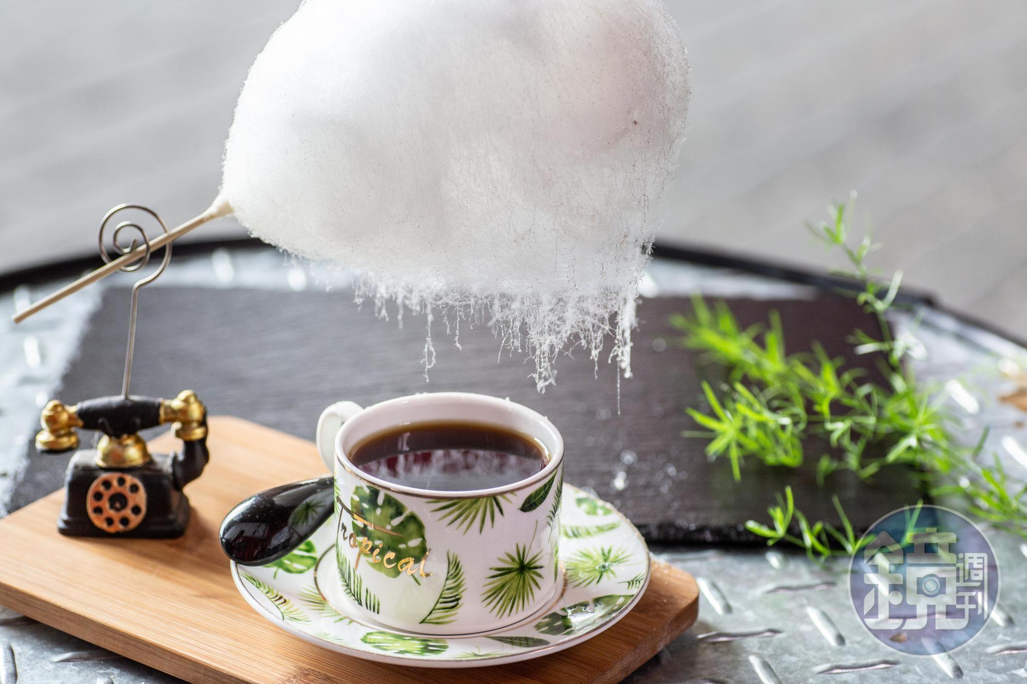 這一杯台東咖啡從味覺到視覺盪漾海洋和黑潮氣息。