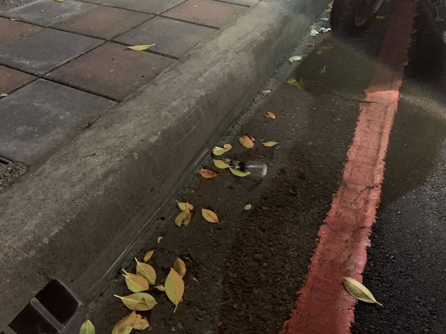 逃逸過程中,嫌犯還從車窗丟出毒品吸食器。(翻攝畫面)