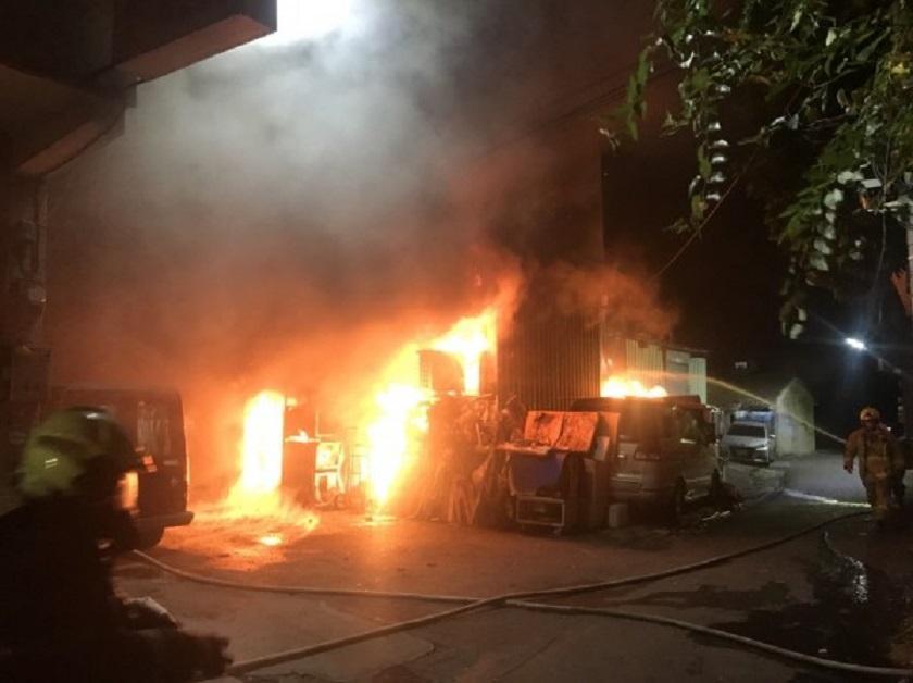 彰化市彰南路1棟4樓加蓋鐵皮的透天厝民宅,今天凌晨發生火警。(消防局提供)