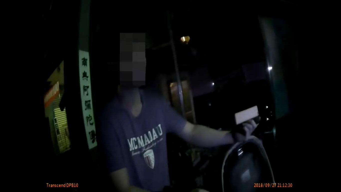 陳嫌因當眾玩空氣槍而被發現毒品。(翻攝畫面)