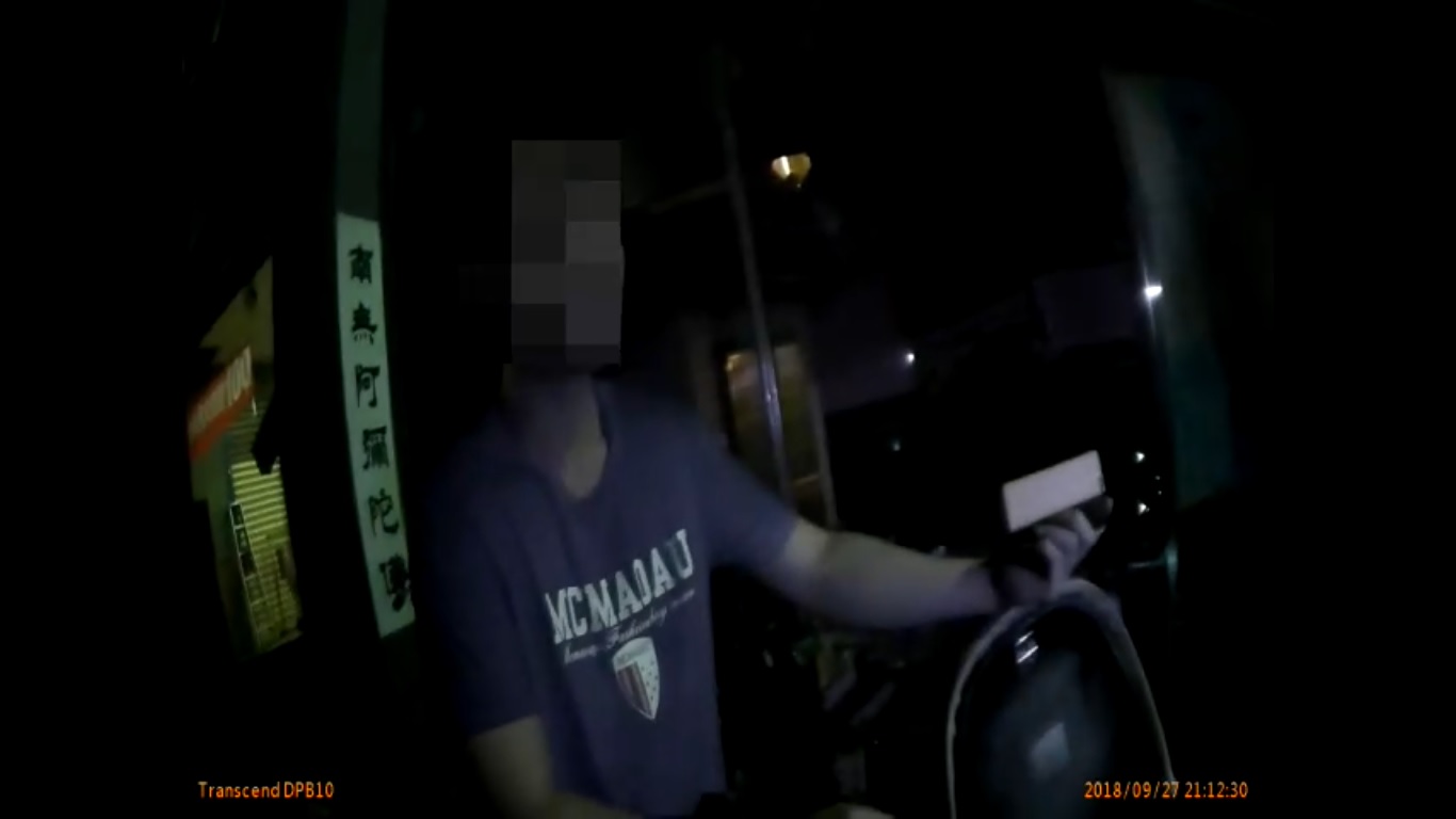 陳嫌因當眾玩空氣槍而被發現毒品。（翻攝畫面）