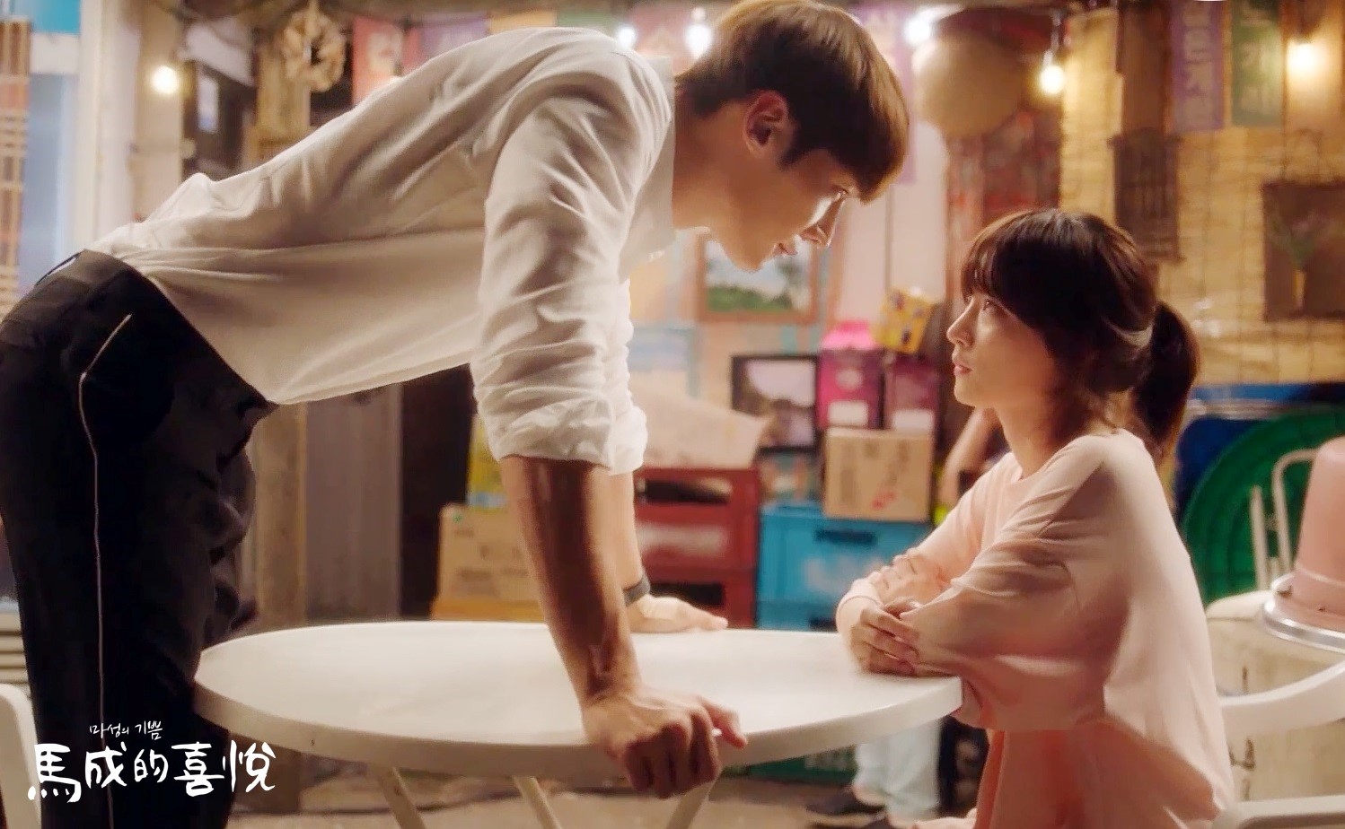 編劇巧妙運用男女主角的身高差，動不動就讓男主角崔振赫（左）演出近身戲，讓觀眾跟著宋罡昀一起臉紅心跳。（愛奇藝提供）