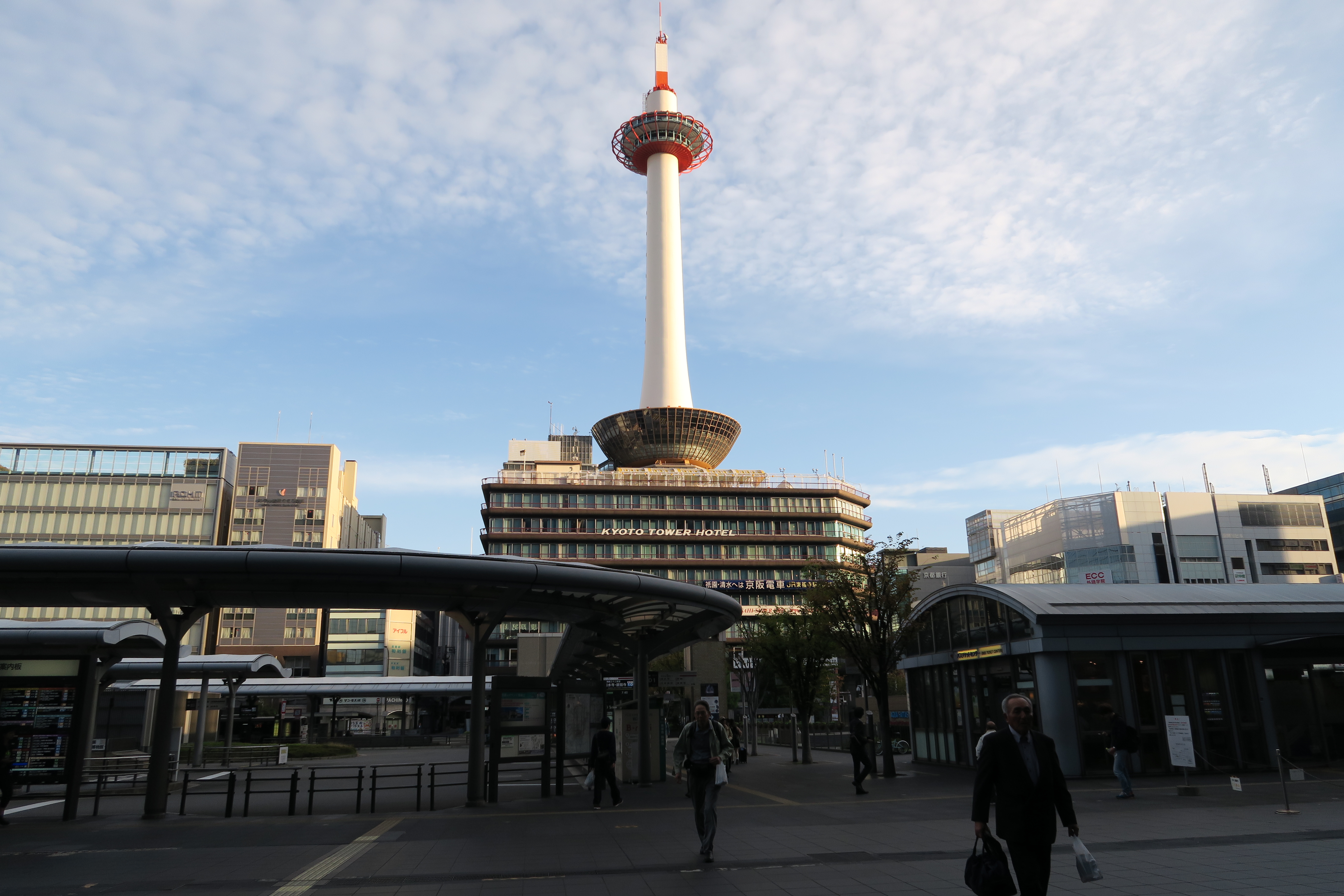 日本政府頻祭出優惠拯救觀光，即日起到月底免費送出5000份京都塔觀光券。（東方IC）