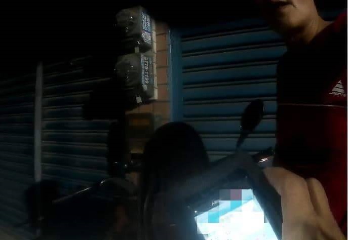 謝男不堪警方頻頻追問，索性掏出身上的注射針筒認罪。（翻攝畫面）