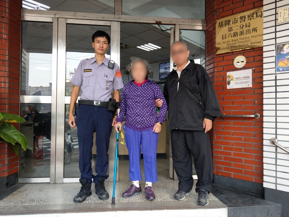 羅姓老婦離家失蹤，被員警帶回派出所安置。（翻攝畫面）