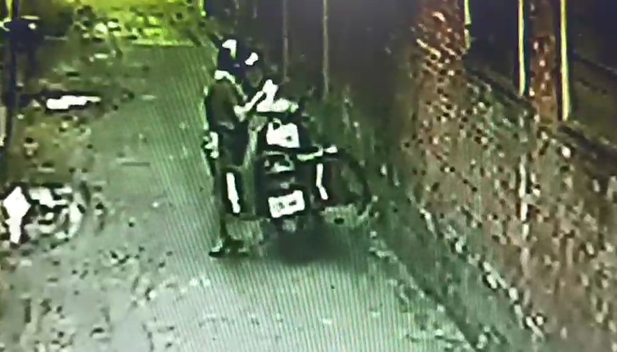 網友表示外送員將外送的6個便當，每個都打開吃幾口再放回去。（警方提供）