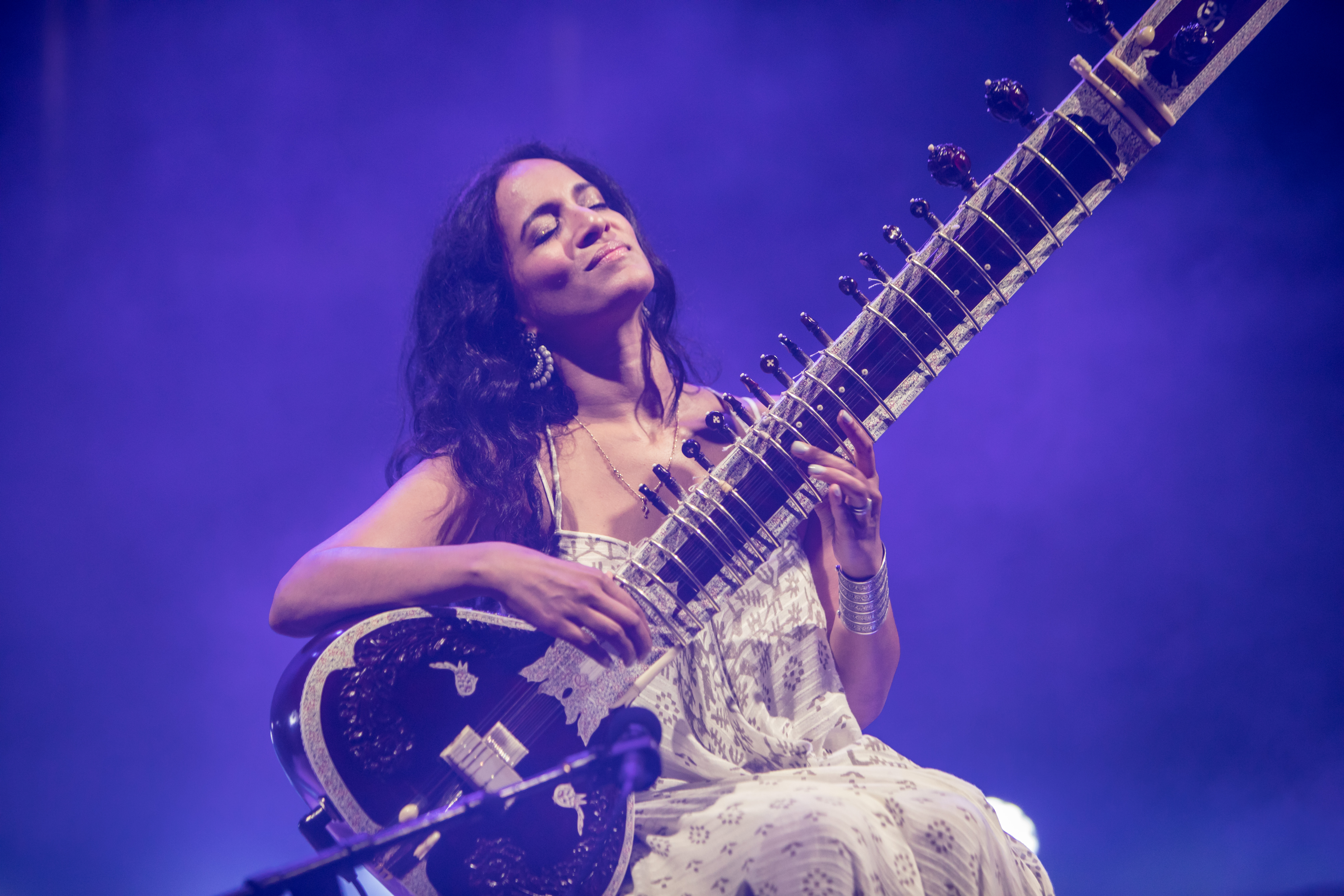 印度西塔琴創作樂手安努許卡香卡今年將出席「Le Guess Who？」音樂節，並與荷蘭Metropole管弦樂團同台表演。（東方IC）