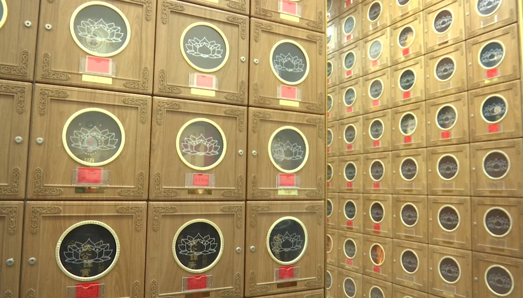 高粱酒塔位在其他骨灰罈旁引來旁人側目。(翻攝網路)