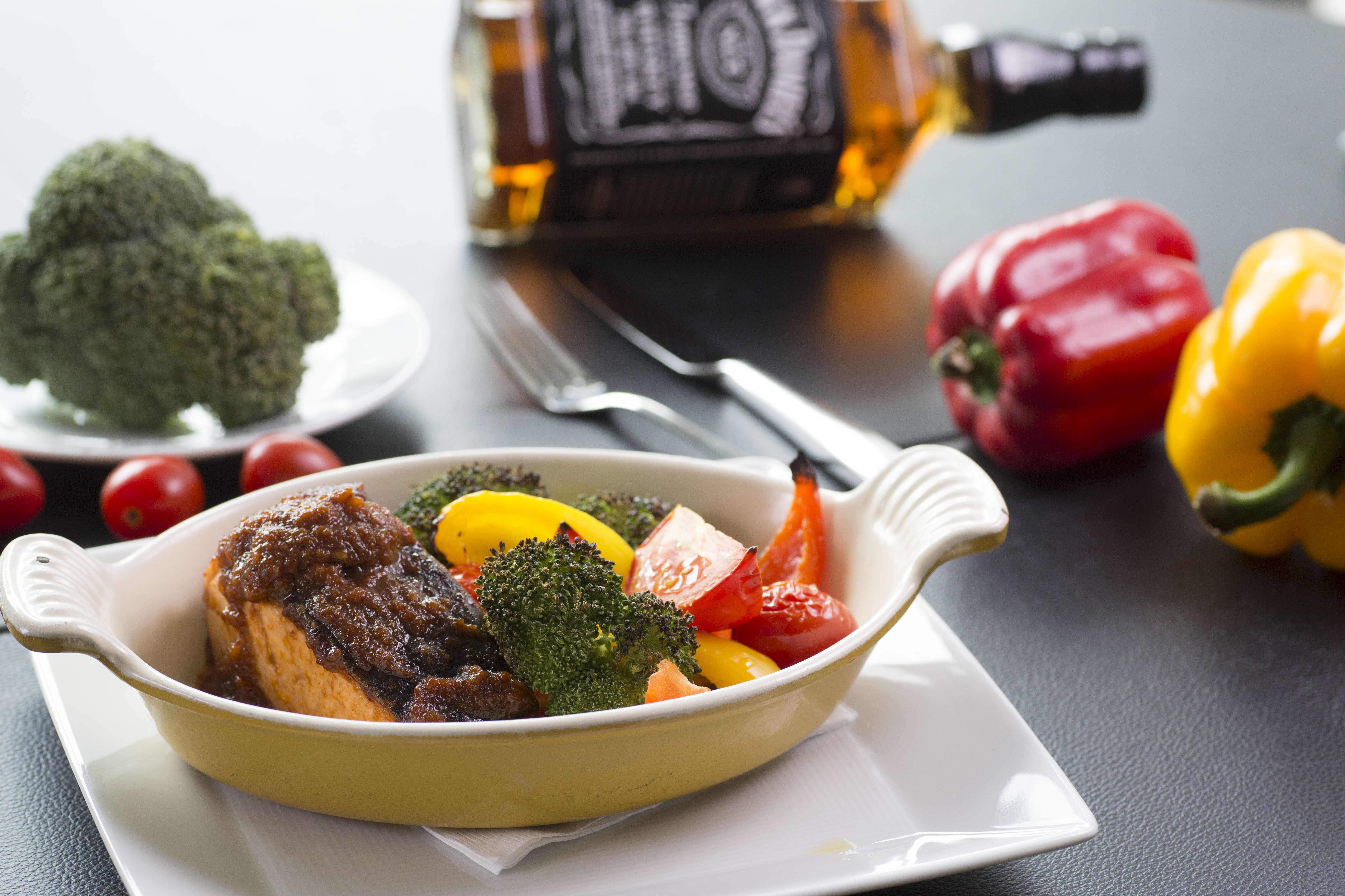 蓋上威士忌酒香醬汁厚被的紐西蘭國王鮭魚，腴潤中勾出鮮美。