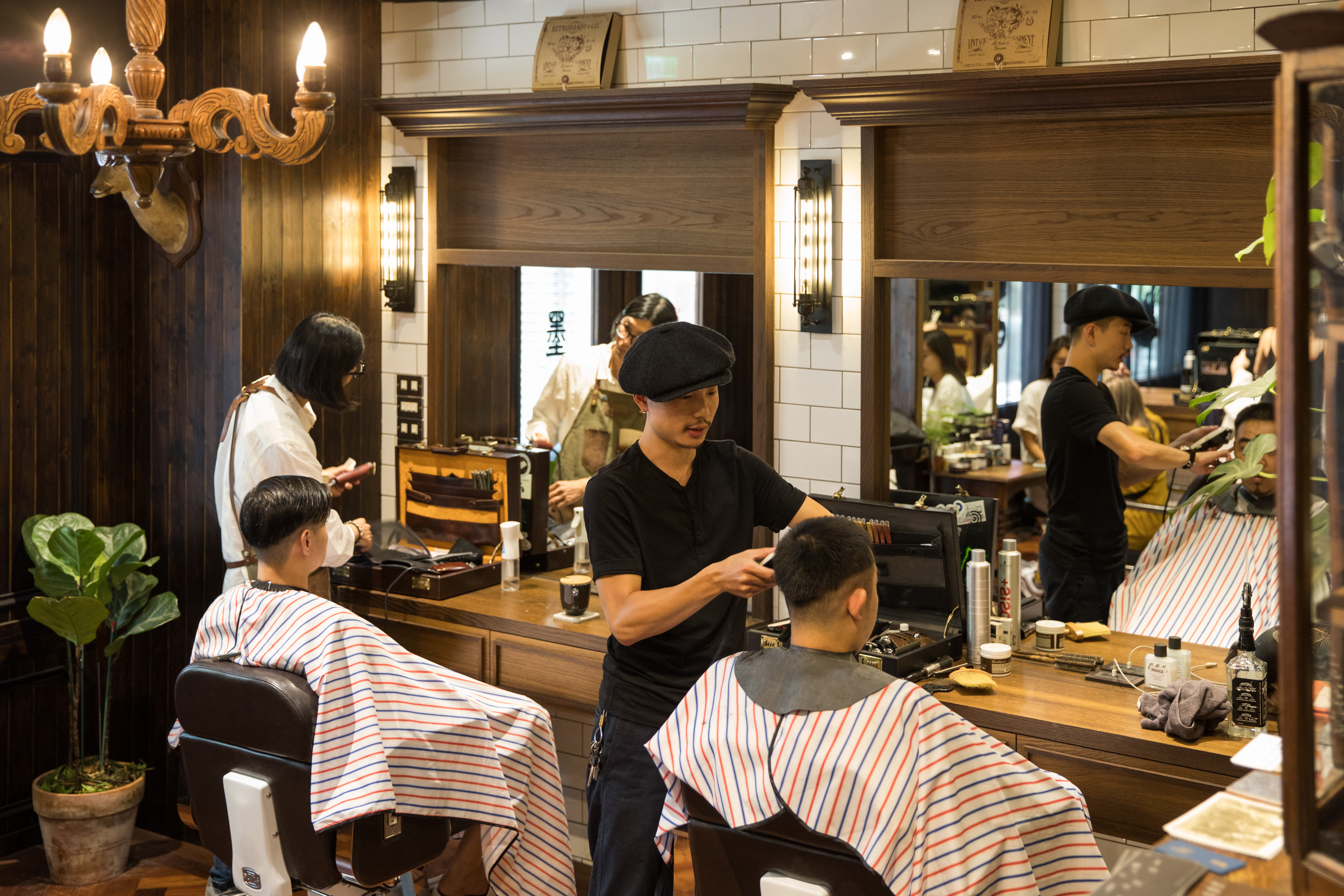 晚上7點後，客人可以一邊剪髮，一邊喝調酒、吃美食，晚上9點還有深夜修容服務。