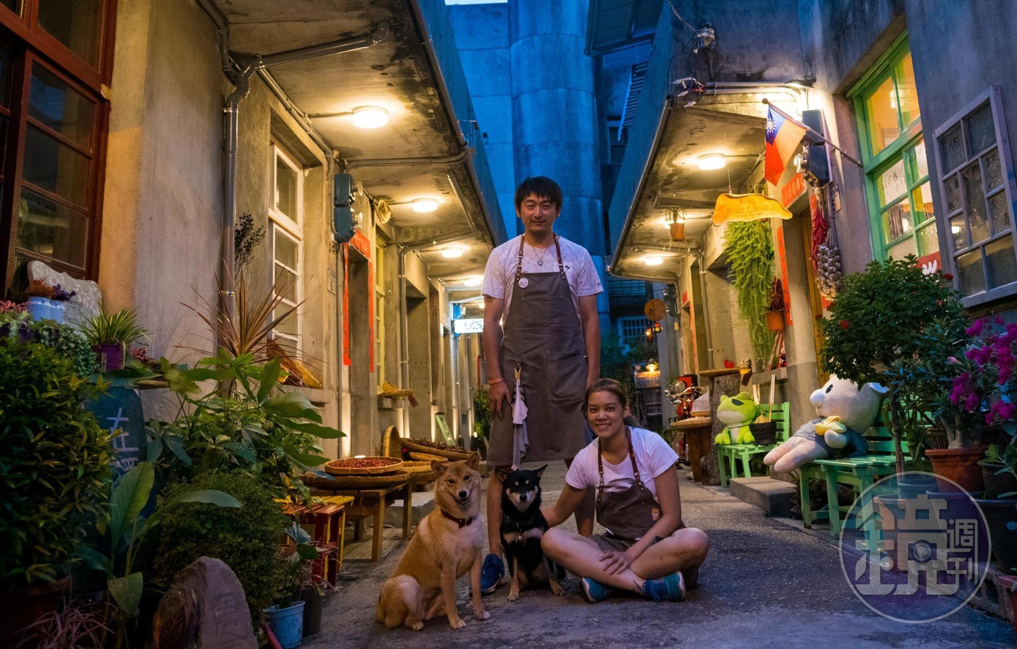 「斗。宅商社」柴犬老闆斗財和囍妹，以及店小二五顆（左）與小璇（右）。