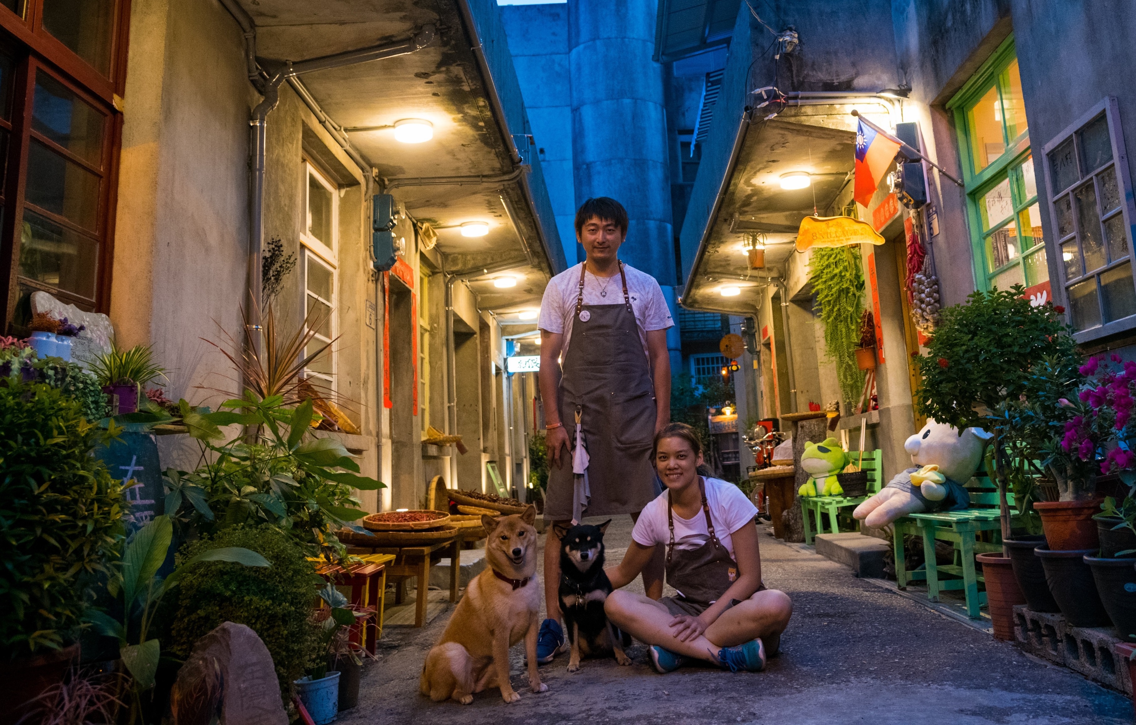 「斗。宅商社」柴犬老闆斗財和囍妹，以及店小二五顆（左）與小璇（右）。