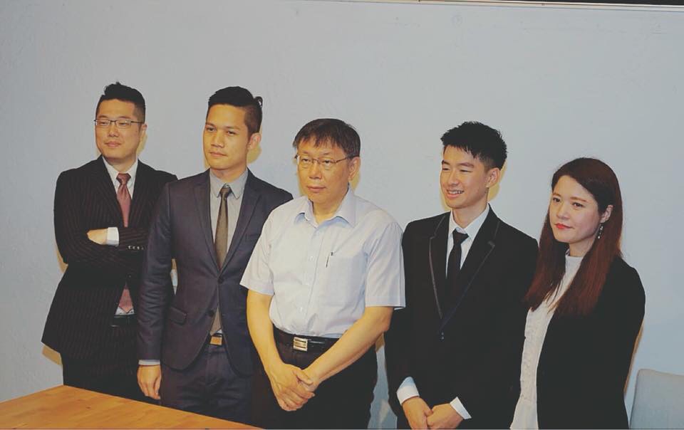 台北市長柯文哲曾開記者會公布海選出來的八年級發言人楊笙(左二),未料名單才公布不久,楊笙因公立醫院醫師身分,無法就任,已轉為服務性質的志工,讓柯辦「發言人戰隊」損失一名戰力。(翻攝自林筱淇臉書)