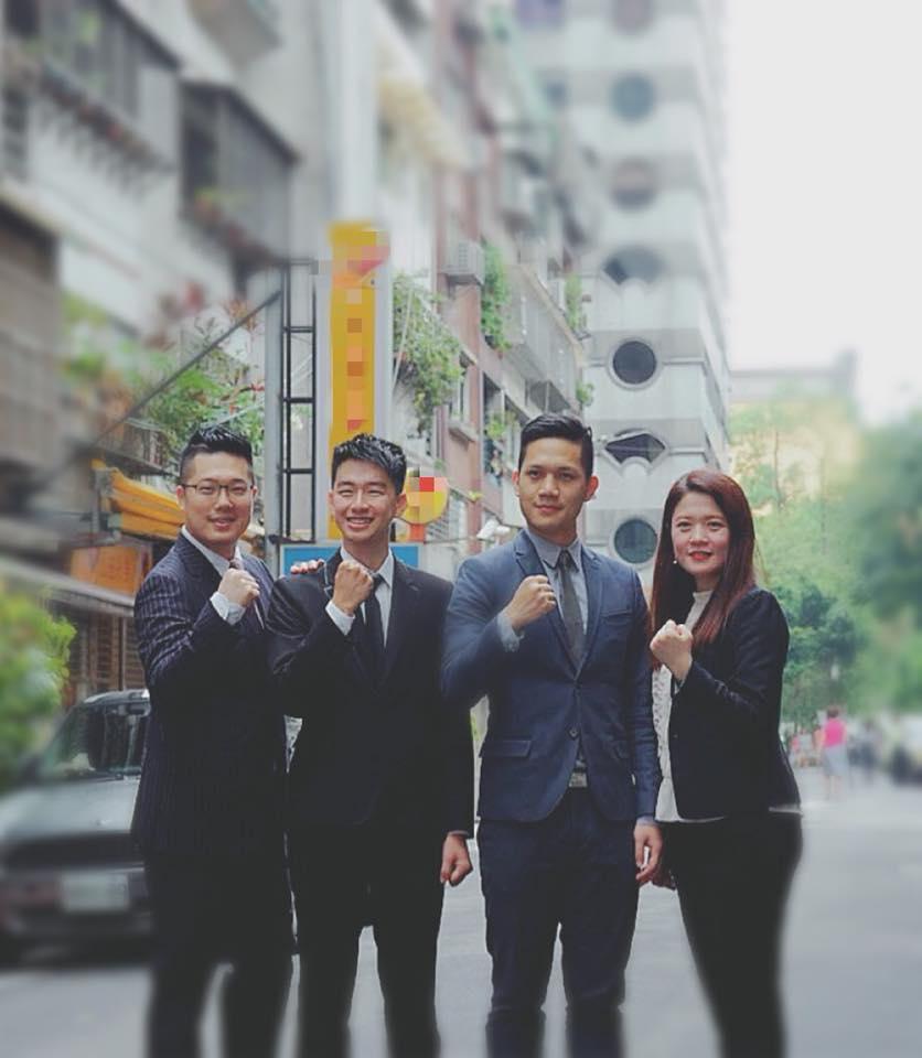 柯文哲競選辦公室海選出來的發言人楊笙（右二）、蔡峻維（右三），加上原本柯辦發言人林筱淇（右一）、林昆鋒（左一），本想合組「發言人戰隊」，但楊笙因身分問題轉為志工後，如今戰隊四缺一。（翻攝自林筱淇臉書）