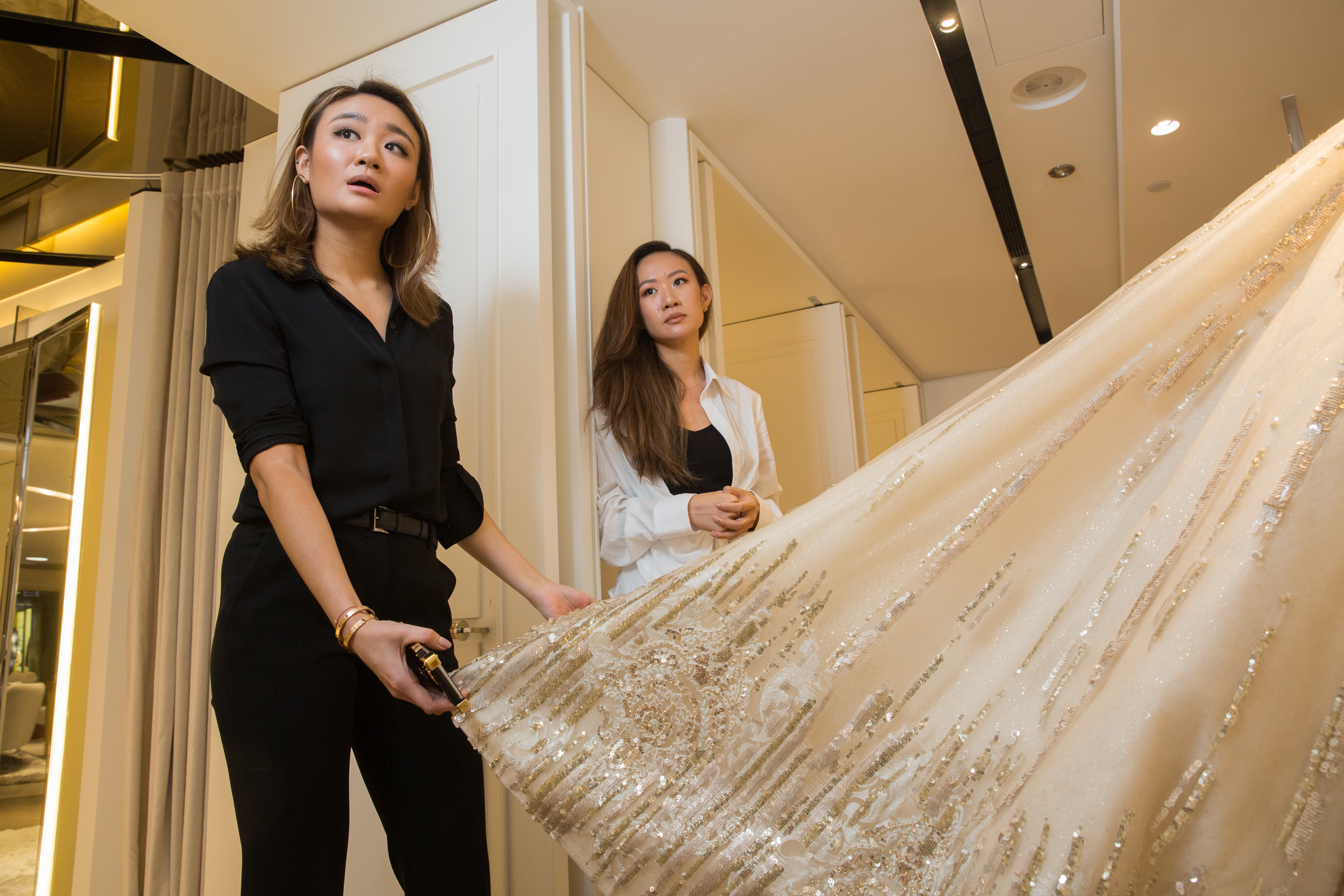 張方綺(左)與姐姐張方瑜(右)自信介紹,Nicole+Felicia擅長以高級面料與精緻珠工等手法為禮服注入輪廓。