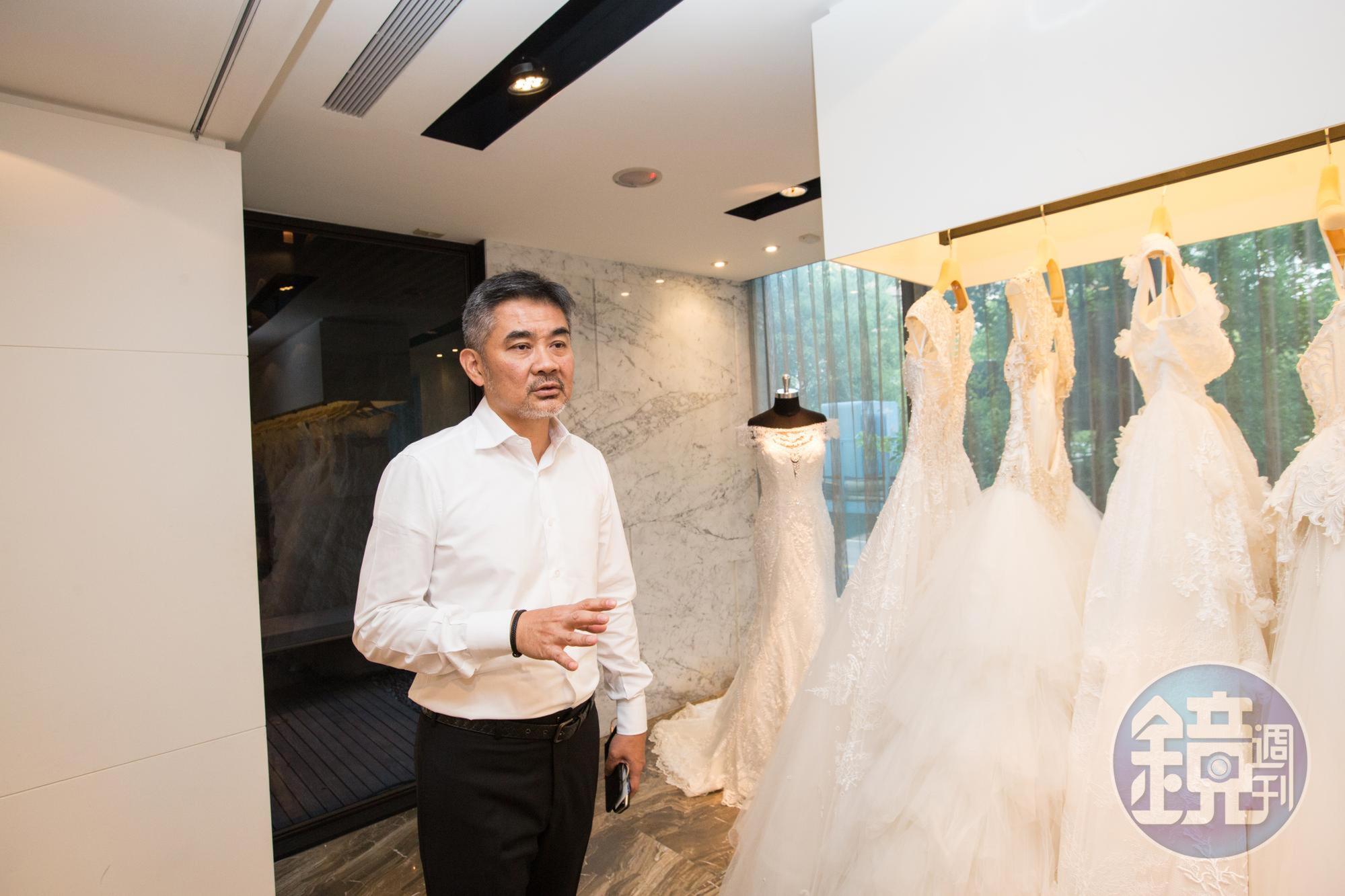 張大衛的代工廠曾為Elie Saab、Viktor&Rolf等歐美知名品牌代工婚紗，經驗豐富。