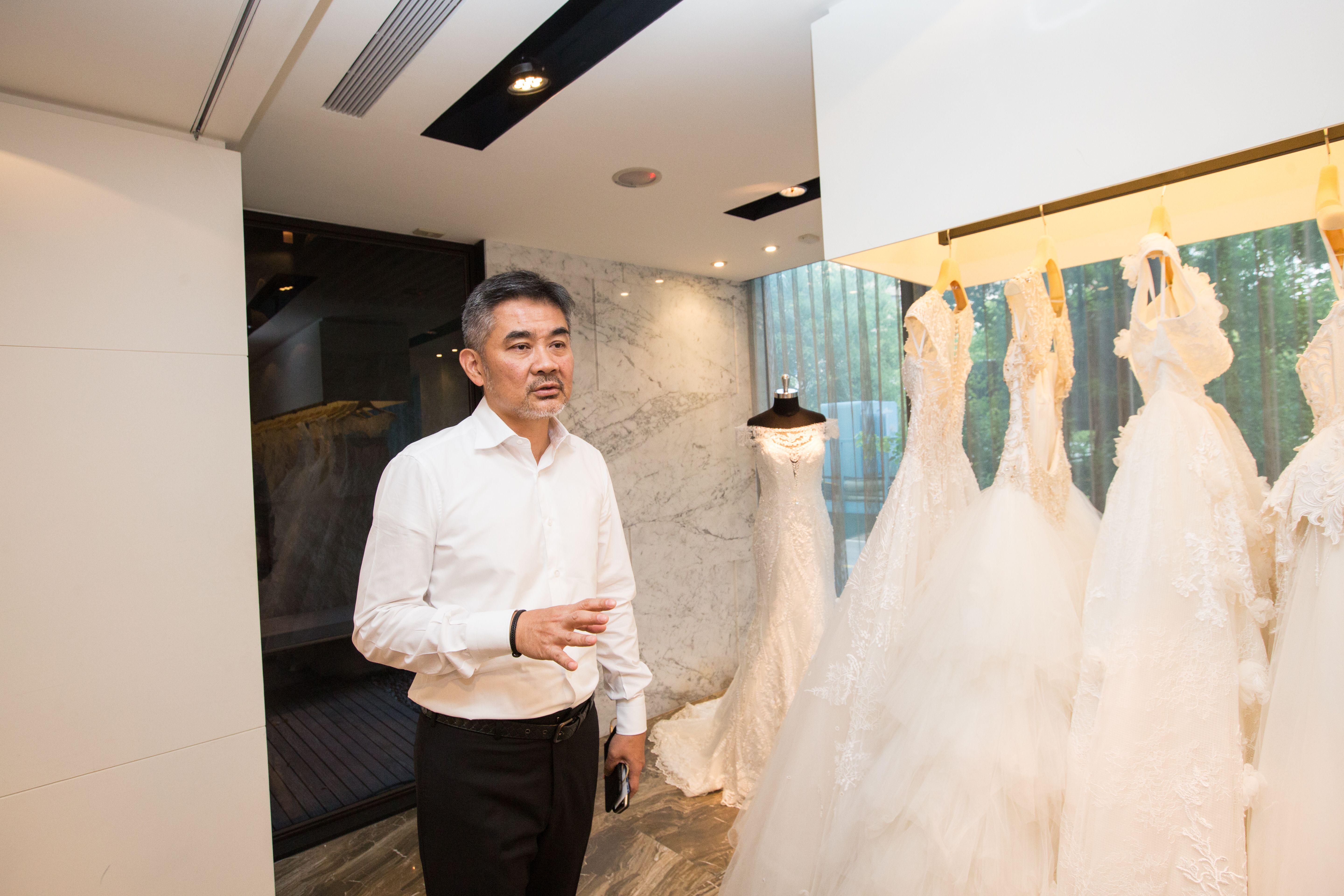 張大衛的代工廠曾為Elie Saab、Viktor&Rolf等歐美知名品牌代工婚紗，經驗豐富。