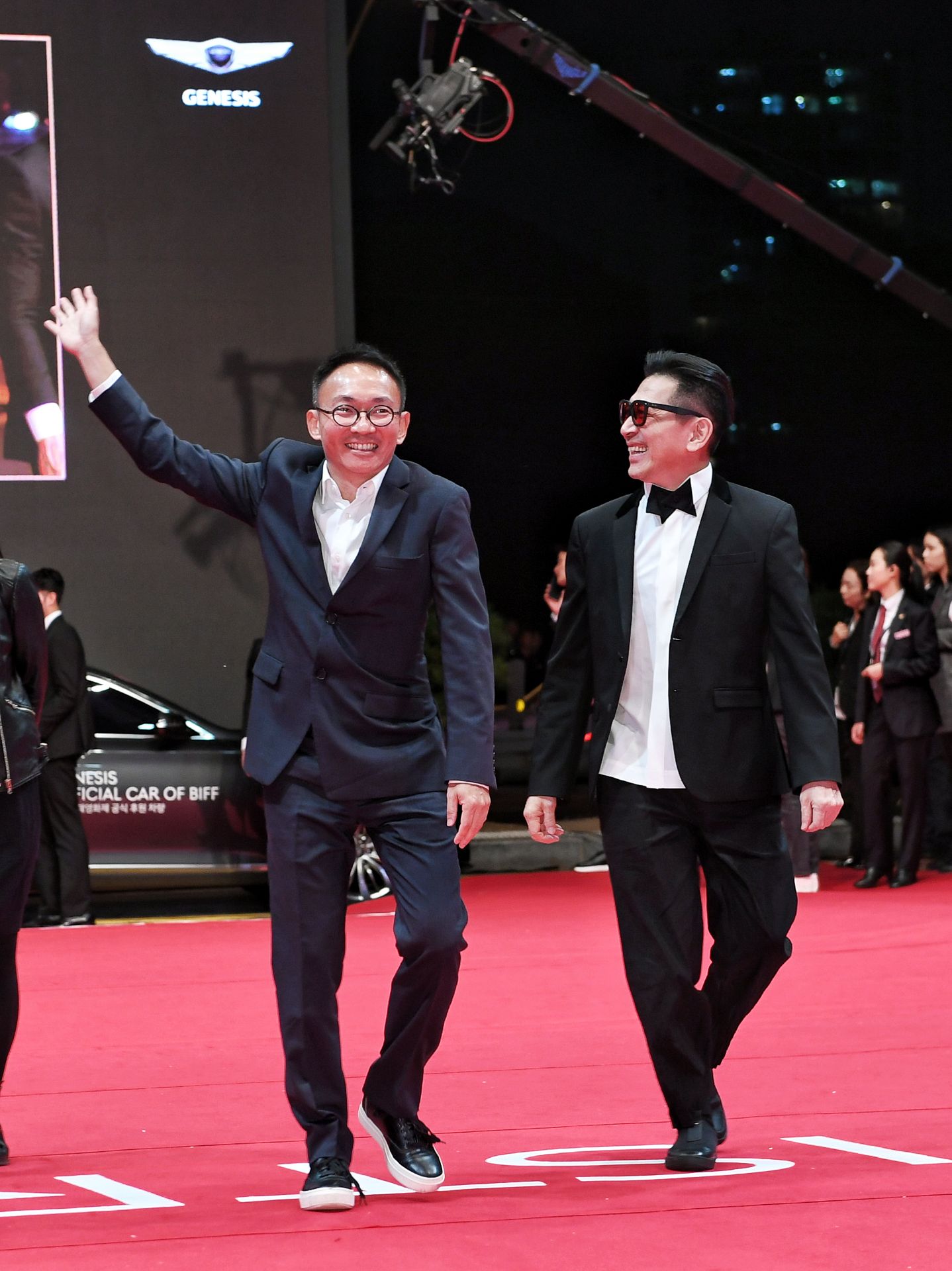 導演何蔚庭及演員高捷（右）在紅毯時，開心接受歡呼。（牽猴子整合行銷提供）
