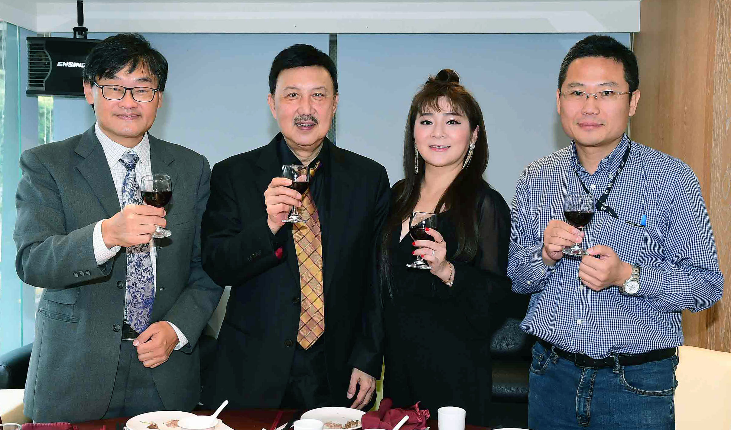 華視全新音樂綜藝節目《黃金年代》辦記者會，華視總經理莊豐嘉（左起）、主持人余天、王彩樺、節目部經理趙大同舉杯預祝節目收視告捷。（華視提供）